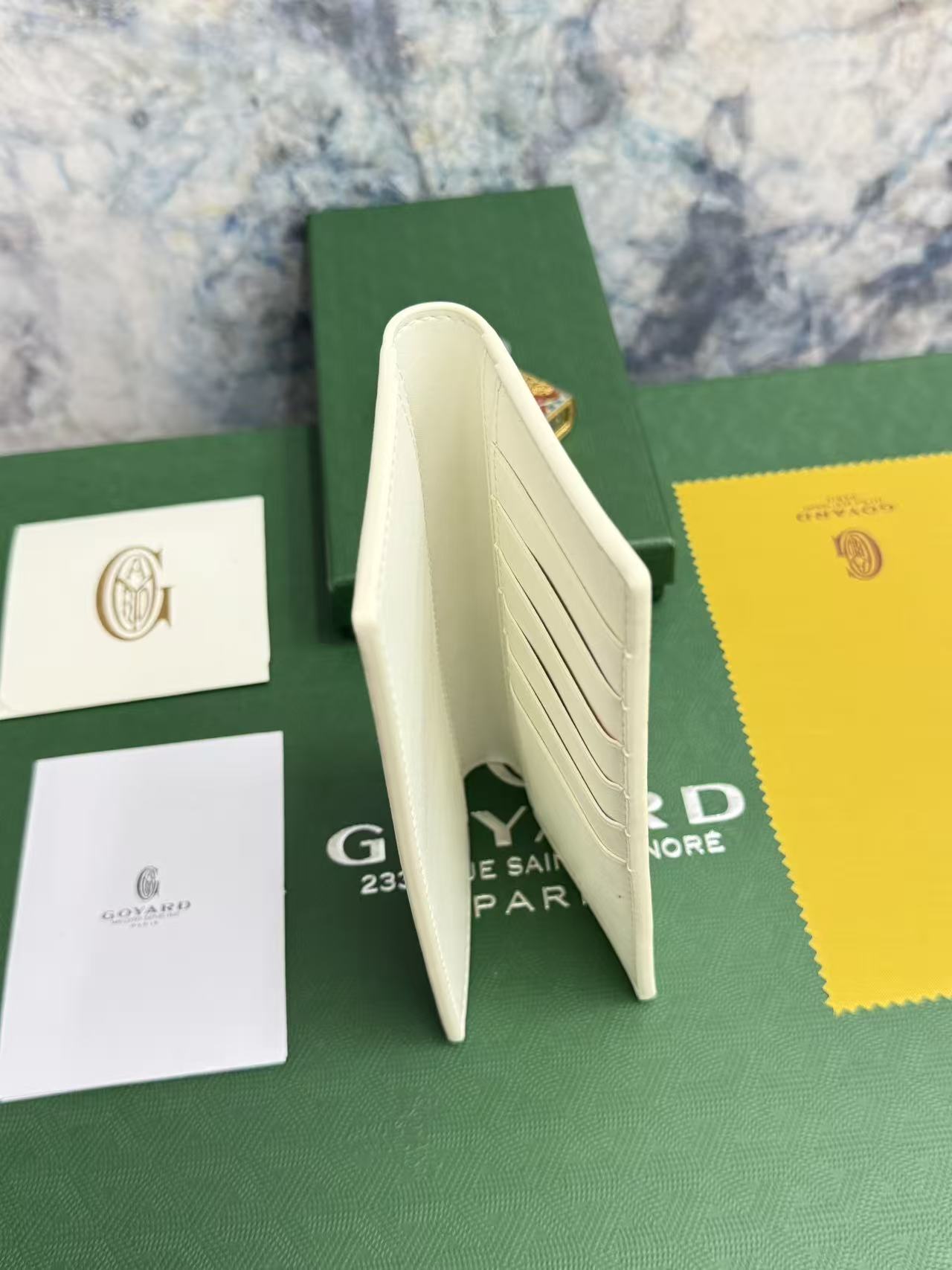 戈雅两折长款西装夹:内设计多卡位,零钱位,证件位,可存放现金,手机,证件;内里使用小牛皮,更经久耐用;可存放于包内,西装 戈雅两折长款西装夹:内设计多卡位,零钱位,证件位,可存放现金,手机,证件;内里使用小牛皮,更经久耐用;可存放于包内,西装