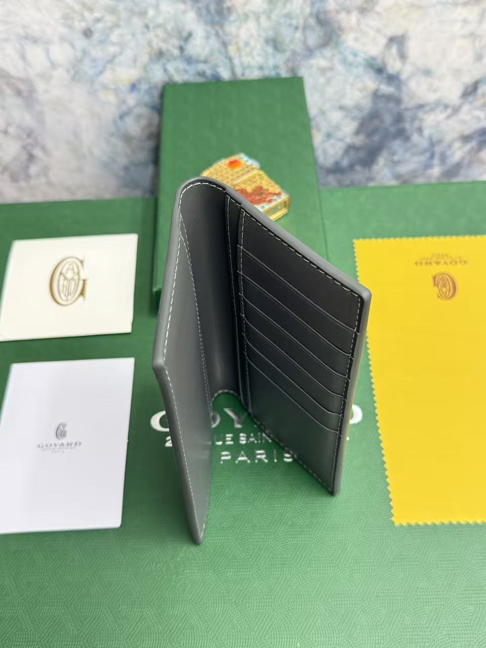 戈雅两折长款西装夹：内设计多卡位，零钱位，证件位，可存放现金，手机，证件；内里使用小牛皮，更经久耐用；可存放于包内，西装