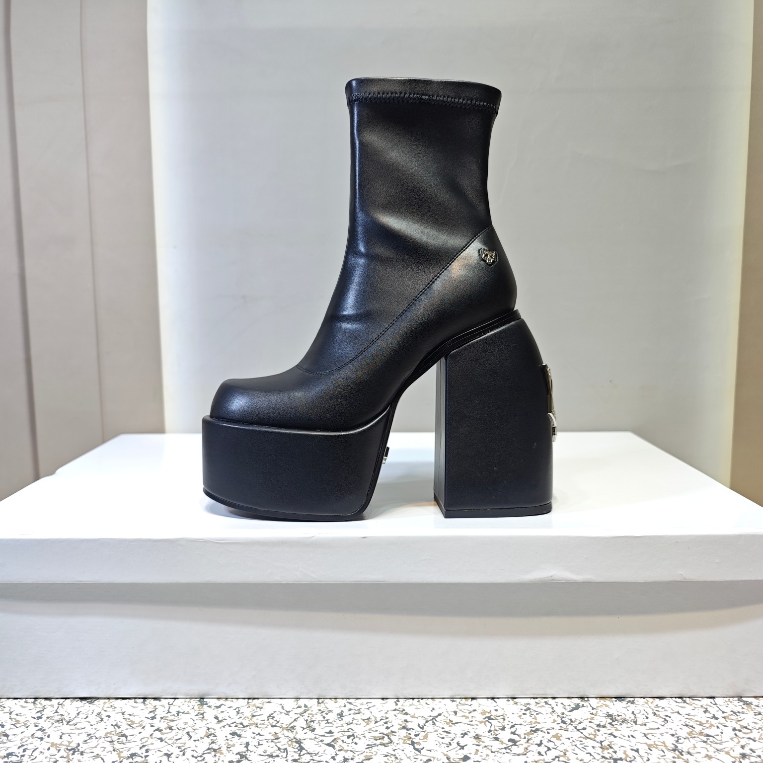 NO:493172,'Exclusive Top Version' NAKED WOLFE ~ 25vs Spring and Summer Newest Show Hate Sky High Heel Series... [Fox Buckle Hate Sky High Fashion Short Boots] NAKED WOLFE is a London fashion designer brand. The well-known logo of the fox head is well-known in the luxury industry. It is known for its thick and crisp design. It is committed to creating bold and avant-garde shoes. This fashion boot is the master of the Naide Wolf family. The original mold is opened, and the details are restored... Upper: Original custom calfskin Inner: Original custom sheepskin Fighting: Original custom beef leather Outsole: Original custom mold replica Heel height: 14.5cm. Front thickness: 6cm Size: 35-40 (41. Customized without return) Packaging: Original full set packaging Color: Official website synchronous update, boots, high heels, cowhide, sheepskin19860909《独家顶级版本》 NAKED WOLFE～25vs春夏最新秀场恨天高大粗跟系列……【狐狸扣 恨天高时装短靴】 NAKED WOLFE耐德·沃夫是一家伦敦时装设计师品牌,狐狸头的知名标识,在奢侈品界享有盛誉,以厚实而挺括的设计著称,致力于打造大胆前卫的鞋履,这一款时装靴更是耐得·沃夫家族中的集大成者,原版开模,1:1细节还原…… 鞋面:原版定制小牛皮 内里:原版定制羊皮 垫脚:原版定制牛纹皮革 大底:原版开模一比一复刻 跟高:14.5cm.前厚:6cm 码数:35-40（41.定制不退换） 包装:原版全套包装 颜色:官网同步更新,靴子高跟鞋,boots,high heels,cowhide,sheepskin,Women's Shoes