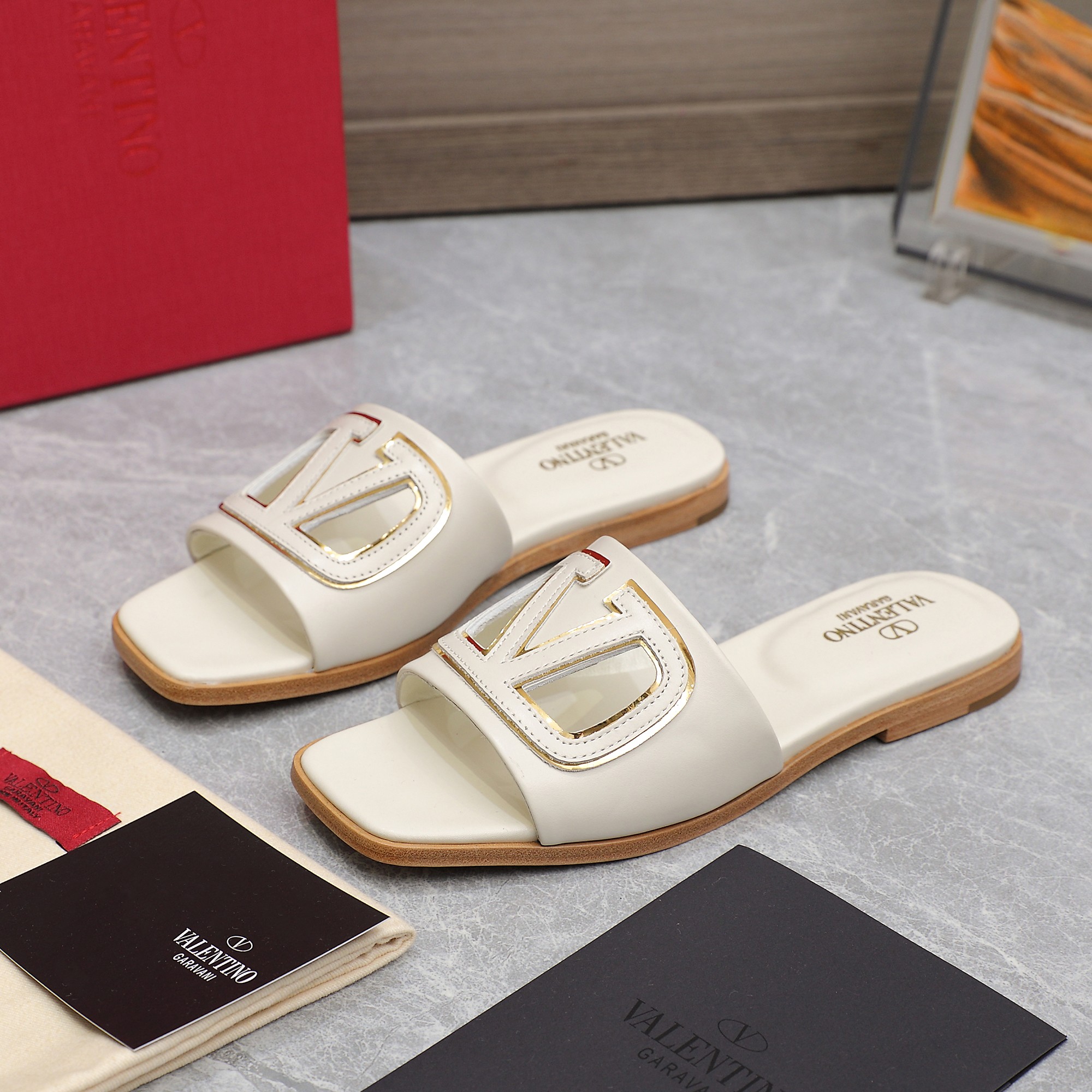 NO:228896,2025 Early Spring Counter Showcase Style, Simultaneously updated Valentino Valentino Strips Deep-mouth semi-tork/Flat single shoes/High-heeled single shoes/Series —————————————————————————— Top version Grandma's deep-mouth design match highlights the brand's unique design style Luxury and fashionable Very recognizable Refined round toe Perfect side arc, particularly pure taste, celebrity temperament and full of femininity The upper is imported cowhide, the inner is mixed-bred sheepskin Original molded hardware buckle Italy imported cowhide, size 35-41 (41 customization) Running price, slippers, valentino, valentino, slippers, cowhide, sheepskin198609092025早春专柜走秀款 同步更新 Valentino华伦天奴 条带 深口半拖/后续会出平底单鞋/高跟单鞋/系列 ———————————顶级版本 奶奶深口设计搭配彰显了品牌独有的设计风格 奢华时尚 极有辨识度 精致的圆头 侧身弧线完美 味儿特别纯正 名媛气质女人味十足 鞋面采用进口牛皮 内里采用混种羊皮 原版开模五金扣 意大利进口牛皮大底 码数35-41（41定制） 跑量价,拖鞋,valentino,valentino,slippers,cowhide,sheepskin,Women's Shoes