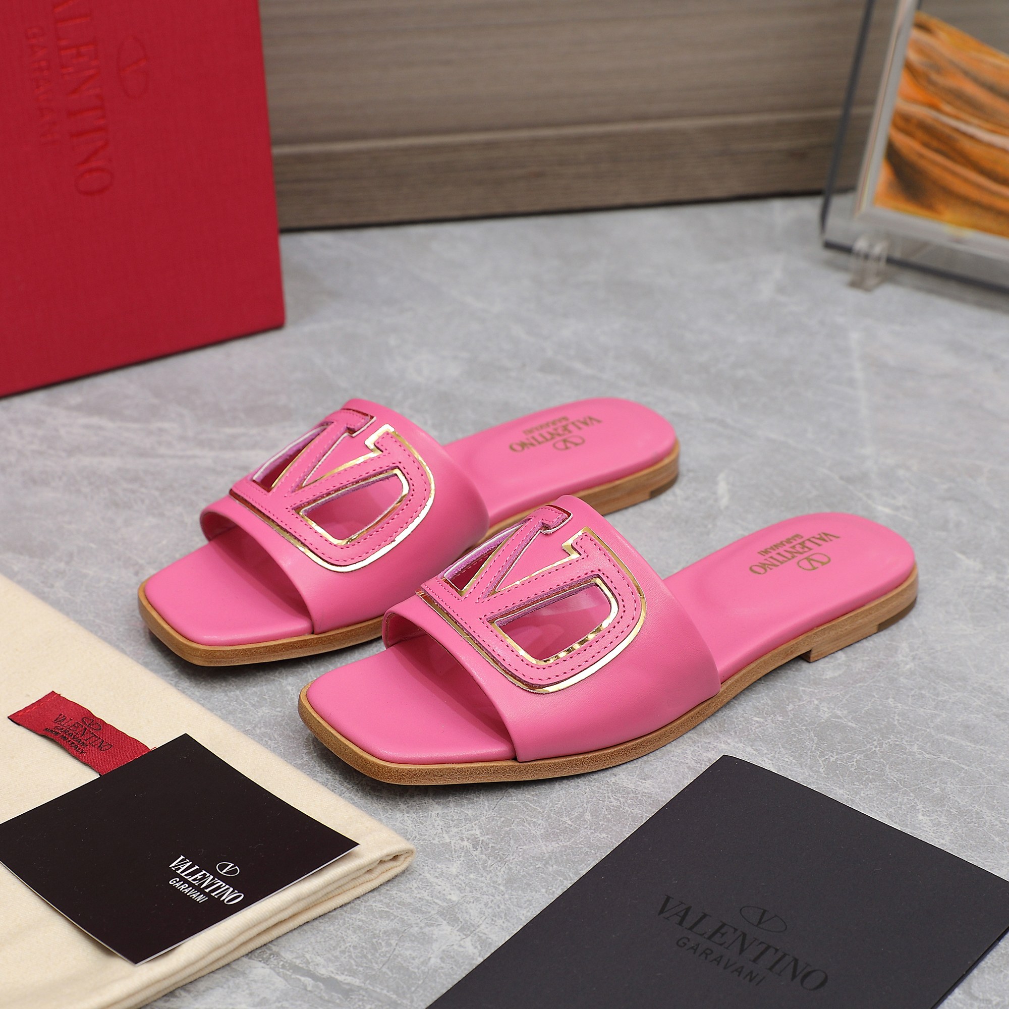 NO:228936,2025 Early Spring Counter Showcase Style, Simultaneously updated Valentino Valentino Strips Deep-mouth semi-tork/Flat single shoes/High-heeled single shoes/Series —————————————————————————— Top version Grandma's deep-mouth design match highlights the brand's unique design style Luxury and fashionable Very recognizable Refined round toe Perfect side arc, particularly pure taste, celebrity temperament and full of femininity The upper is imported cowhide, the inner is mixed-bred sheepskin Original molded hardware buckle Italy imported cowhide, size 35-41 (41 customization) Running price, slippers, valentino, valentino, slippers, cowhide, sheepskin198609092025早春专柜走秀款 同步更新 Valentino华伦天奴 条带 深口半拖/后续会出平底单鞋/高跟单鞋/系列 ———————————顶级版本 奶奶深口设计搭配彰显了品牌独有的设计风格 奢华时尚 极有辨识度 精致的圆头 侧身弧线完美 味儿特别纯正 名媛气质女人味十足 鞋面采用进口牛皮 内里采用混种羊皮 原版开模五金扣 意大利进口牛皮大底 码数35-41（41定制） 跑量价,拖鞋,valentino,valentino,slippers,cowhide,sheepskin,Women's Shoes