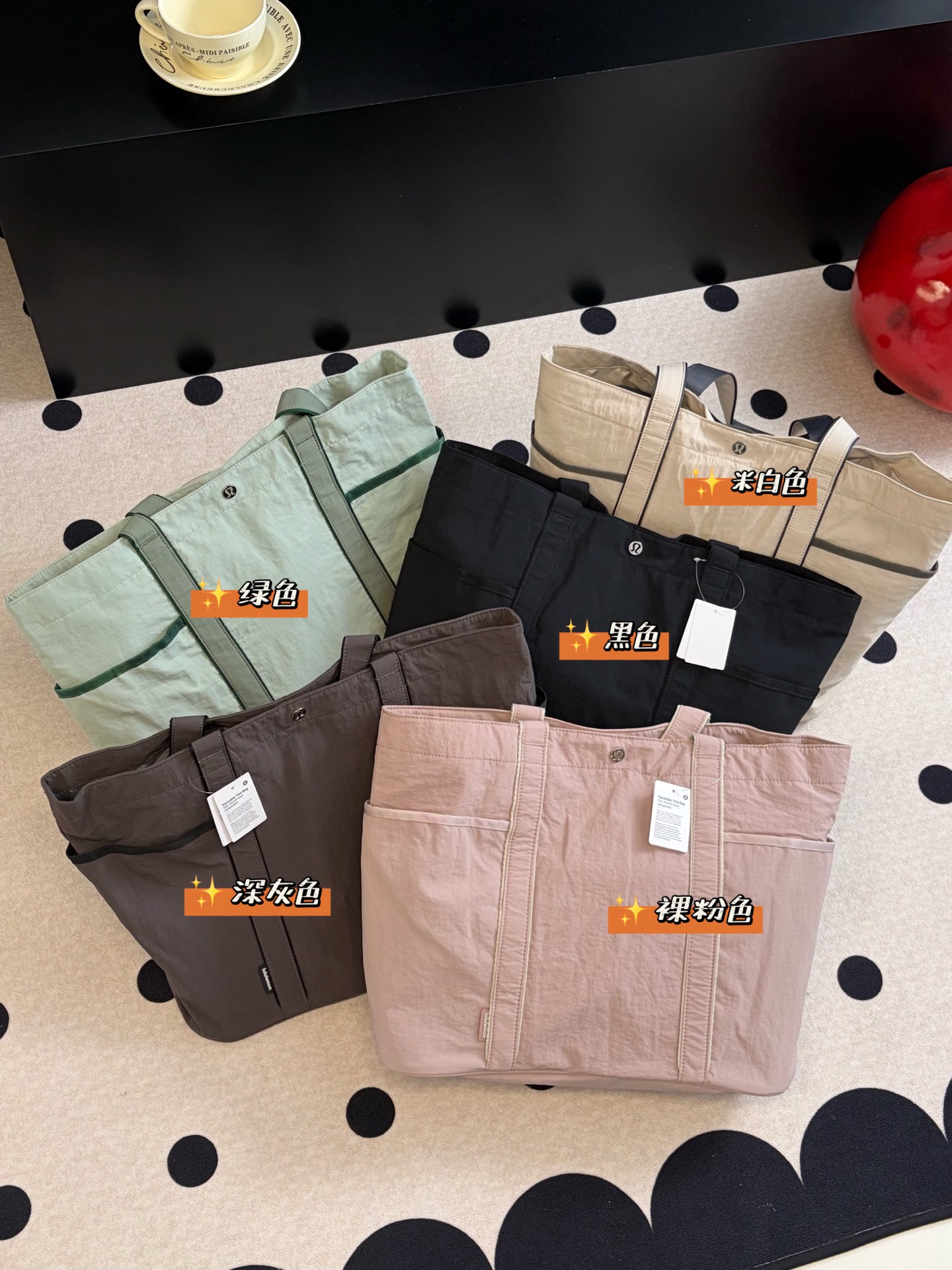 NO:879300,lu's popular large canvas tote bag is a very practical bag, whether it is commuting to work or doing sports and fitness. It is light and stress-free on the upper body!  Classic portable tote bag, super durable and has a capacity of 20L!  It has a large capacity and can hold a 15/16-inch computer in it. It is very convenient for traveling, working, and flying. There are also three compartments on the outside, which are easy to find for putting water bottles or throwing things in. The lightweight bag has a unique bubble wrinkle treatment and has a casual and loose feeling. It can be adapted to all scenes. To be honest, it looks great on the backs of men and women. Everyone strongly recommends this one. It is really easy to use when going out!  !  It is ok as a commuting bag, yoga gym bag, and mommy bag. It is a very practical large tote. It can be said to be suitable for all your large-capacity scenes. Regarding the details, the imported Taslon fabrics are custom-woven and dyed. The surface has a unique bubble wrinkle treatment, which brings a low-key three-dimensional sense. It is visually rich and not monotonous. It feels light and comfortable to the touch and has super good breathability. The overall comfort on the body is very high.  The key fabrics have been treated with water-repellent treatment. It is very practical for daily travel and outdoor activities. You are not afraid of accidentally spilling coffee. The double-sided shoulder strap is very strong and firm. One side is Taslan and the other side is made of customized fabric!  The fabric has a velvety feel and is soft and skin-friendly. Girls can wear suspenders or strapless t-shirts in the summer without having to worry about strangulation on the shoulders. The multi-pocket design is super practical!  There are 4 pockets in total, one main pocket and 3 pockets on the periphery, one on the left and right sides and one on the inside. The main pocket is closed with snaps and is equipped with a small compartment. There are strips on the bottom edge to reinforce the support and make the bag three-dimensional and stylish. Unlike ordinary canvas tote bags, the bottom is soft and shapeless. Capacity 20L, super capacity. About size 51*15*35cm, fashion department store, totes19860909lu大爆款大帆布托特包 超实用的一只 无论是上班通勤还是运动健身都超实用 上身轻盈无压力！ 经典手提托特包型 超级无敌的耐看 容量20L！大容量巨能装 15/16寸的电脑也可以塞进去 外出旅行、工作、坐飞机嘎嘎方便 外侧还有三个夹层,放水杯或随手扔东西进去都很好找 轻盈包面独特泡泡皱处理 休闲松弛感拉满 全场景都能适配 说真的男女背都好看的不得了 所有人都强推这只 出门真的超好用！！ 作为通勤包 瑜伽健身包 妈咪包都很ok 很实用的一只大托特,可以说你的所有大容量场景它都可. 关于细节 进口塔丝隆面料 面料都是定织定染的 表面做有独特泡泡皱处理 带来低调立体感 视觉丰富不单调 触摸手感轻盈舒爽,透气性也超级好 整个背在身上的舒适度是非常高的 重点面料经过防泼水处理,日常出行户外活动太实用了,不小心泼到咖啡也不怕 双面肩带非常结实牢固 一面塔丝隆 一面定制织物材质！ 织物带绒感的,触感柔软亲肤,女生夏天穿吊带或者露肩的t也能背 完全不用担心勒肩膀 多口袋设计超实用！ 共4个口袋 一个主口袋 外围还有3个口袋 左右两侧、内侧各一个 主口袋有按扣闭合,并配有一个小隔层 底部边缘设有条状物 加固支撑 使包身立体有型 不像普通的帆布托特包,底部软趴趴的没有形 容量20L 超能装 关于尺寸51*15*35cm,潮品百货,totes,accessory