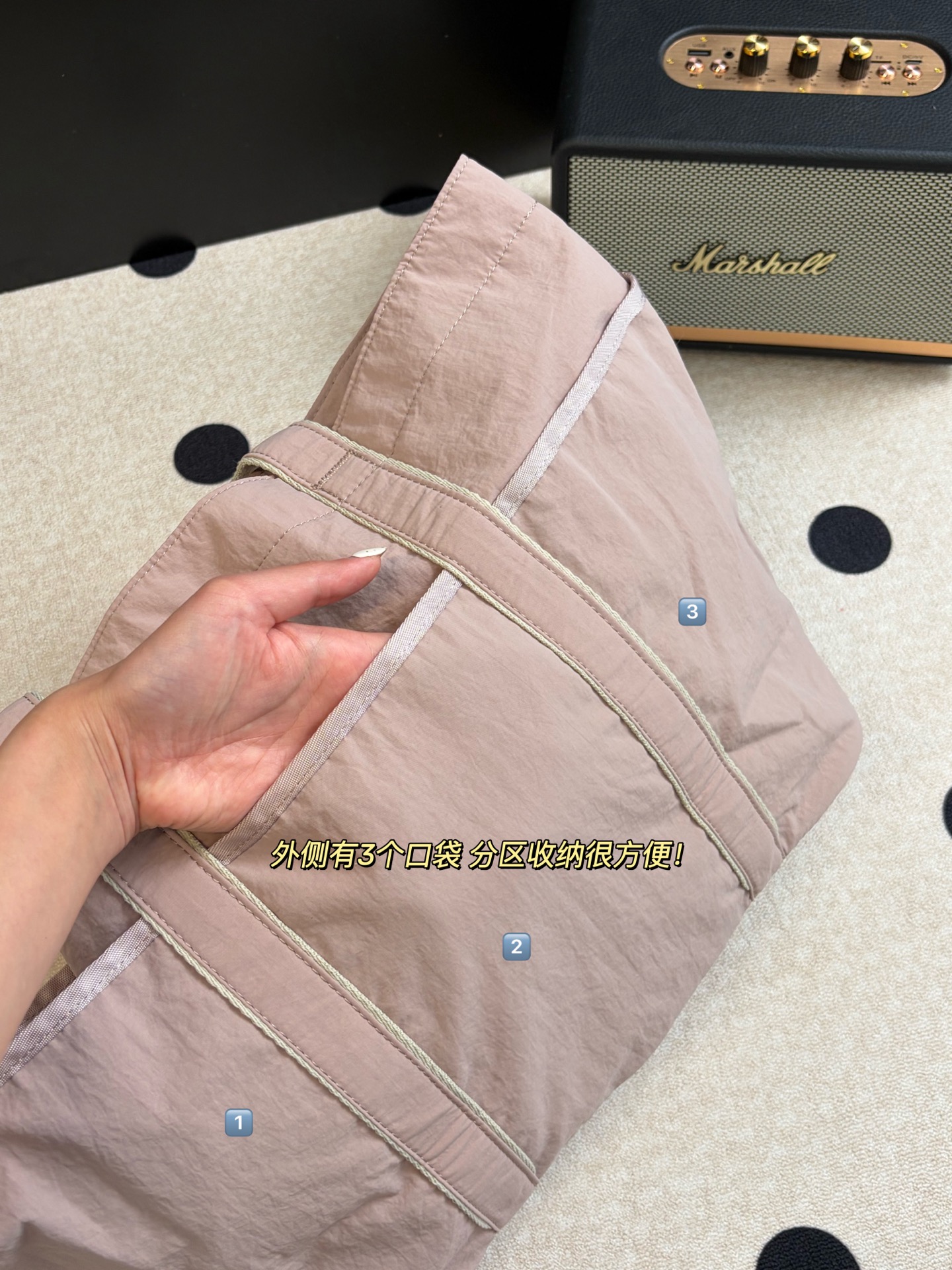 NO:879294,The multi-pocket design is super practical!  There are 4 pockets in total, one main pocket, and 3 pockets on the outside, one on the left and right sides, and one on the inside. The main pocket has snap closure and is equipped with a small compartment. It is ok as a commuter bag, yoga gym bag, and mommy bag. It is a very practical large tote. It can be said that it can be used in all your large-capacity scenes. Trendy Department Store19860909多口袋设计超实用！ 共4个口袋 一个主口袋 外围还有3个口袋 左右两侧、内侧各一个 主口袋有按扣闭合,并配有一个小隔层 作为通勤包 瑜伽健身包 妈咪包都很ok 很实用的一只大托特,可以说你的所有大容量场景它都,潮品百货,accessory
