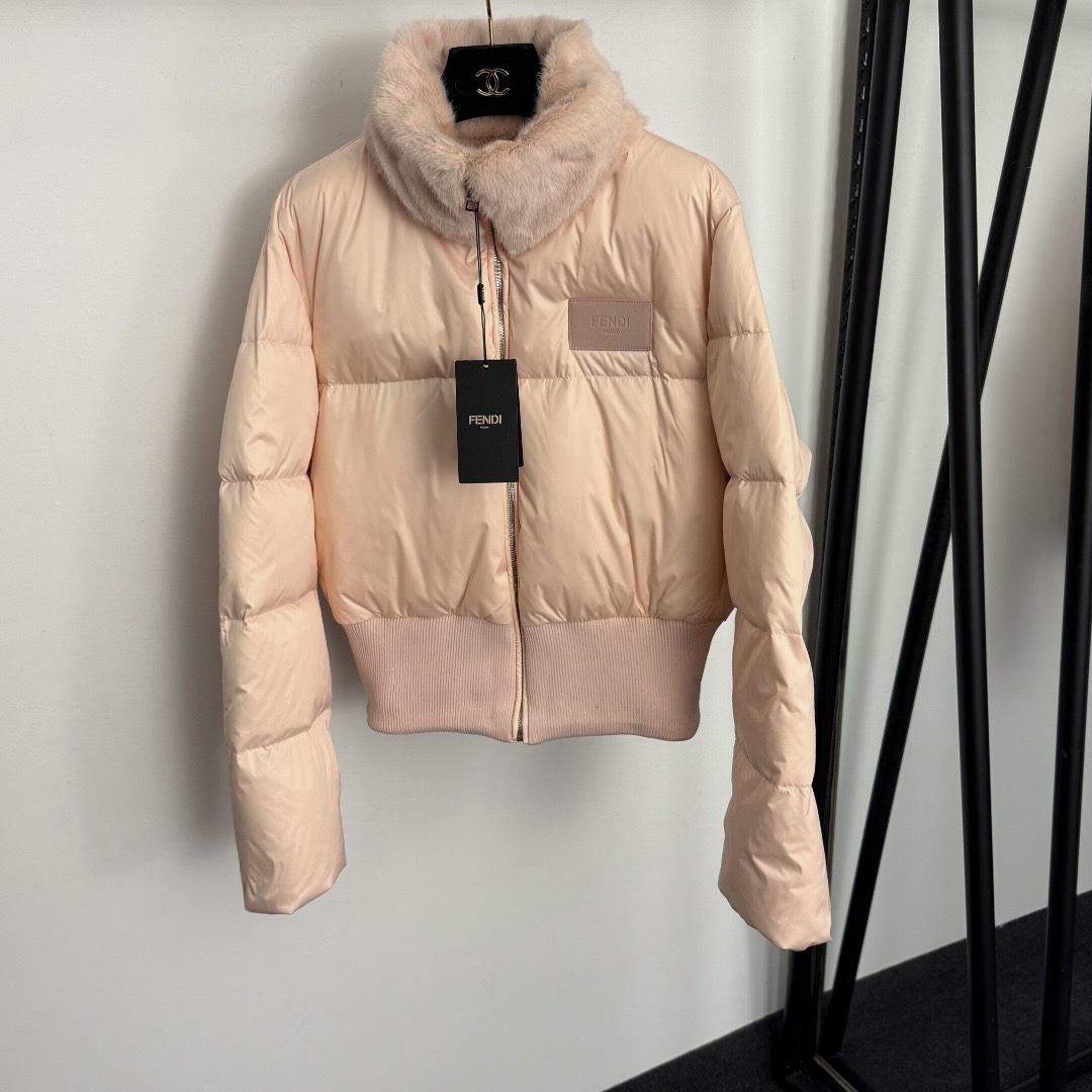 NO:943431,Model number 20257063 Fend* new logo leather label detachable fur collar stand collar long-sleeved down jacket, pink, black, SML, [M size shoulder width 45, chest 112, sleeve length 63, length 57; weight 0.820kg], Fendi-clothing, fendi, fendi, jackets & coats, down jacket,19860909款号20257063 Fend*新款 logo皮标 可拆卸毛领立领长袖羽绒服外套,粉色,黑色,SML,【M码肩宽45,胸围112,袖长63,长57；重量0.820kg】,芬迪-服装,fendi,fendi,jackets & coats,down jacket,,Women's clothing