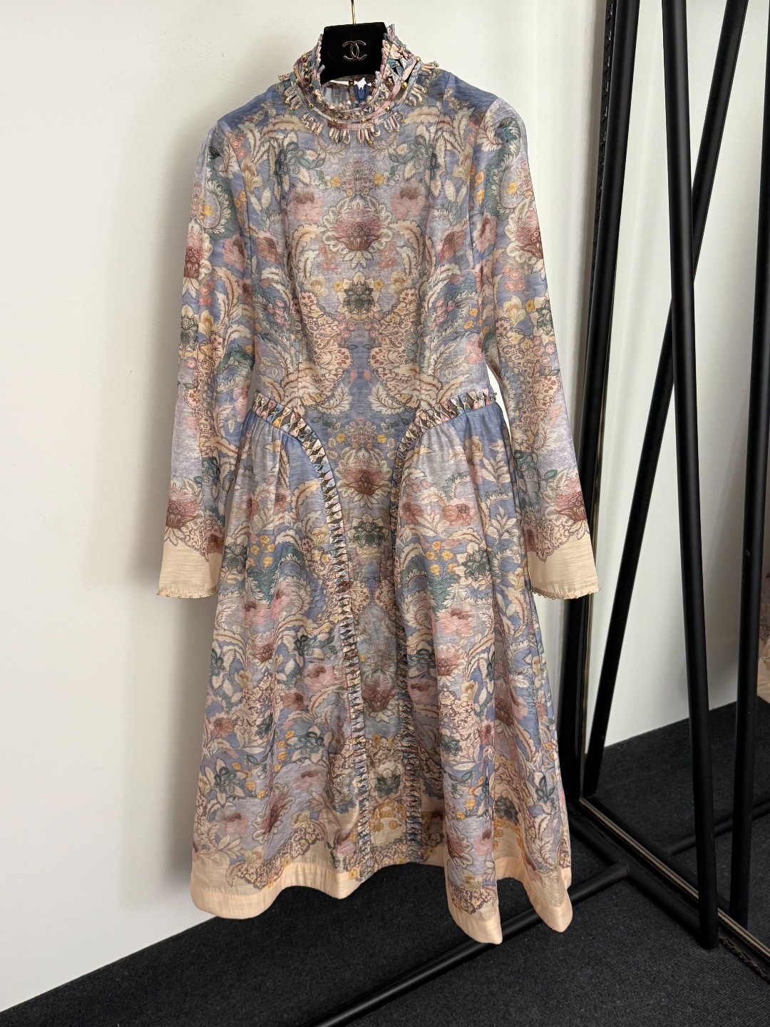 NO:941177,Model No. 20259251 Zimmermann's latest style retro style floral print gold bead bow stand collar waist long sleeve dress with suspender lining, blue, pink, apricot, S-XL, [M size bust 92, length 103; shoulder width 36, bust 86, waist 72, sleeve length 62, length 120; weight 0.605kg], Zimmermann - Clothing, skirts,19860909款号20259251 Zimmermann*新款 复古气质花卉印花金珠蝴蝶结立领收腰长袖连衣裙,配吊带里衬,蓝色,粉色,杏色,S-XL,【M码胸围92,长103；肩宽36,胸围86,腰围72,袖长62,长120；重量0.605kg】,兹默曼-服装,skirts,,Women's clothing