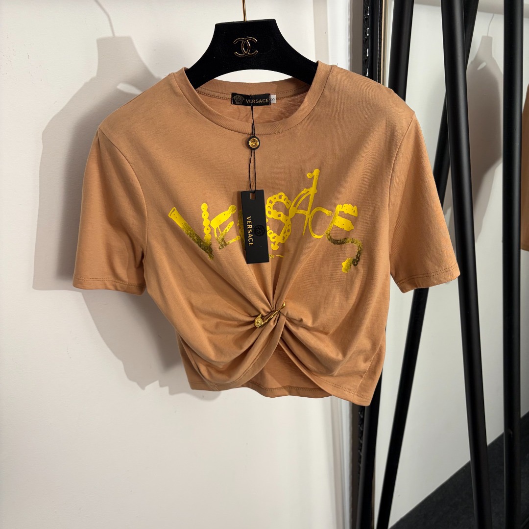 NO:754945,Style number 20255591 Versac*new style  Irregular letter logo printed Medusa pin waisted short-sleeved T-shirt, white, black, gray green, grass green, dark purple, light purple, red, orange, brown, pink, S-XL, [M size; shoulder width 40, chest 90, sleeve length 21, length 32-49; weight 0.kg], Versace-clothing,versace,versace,T-shirt,tees,t-shirt,19860909款号20255591 Versac*新款 不规则字母logo印花美杜莎别针收腰短袖短款T恤,白色,黑色,灰绿色,草绿色,深紫色,浅紫色,红色,桔色,咖色,粉色,S-XL,【M码；肩宽40,胸围90,袖长21,长32-49；重量0.kg】,范思哲-服装,versace,versace,T-shirt,tees，t-shirt,,Women's clothing
