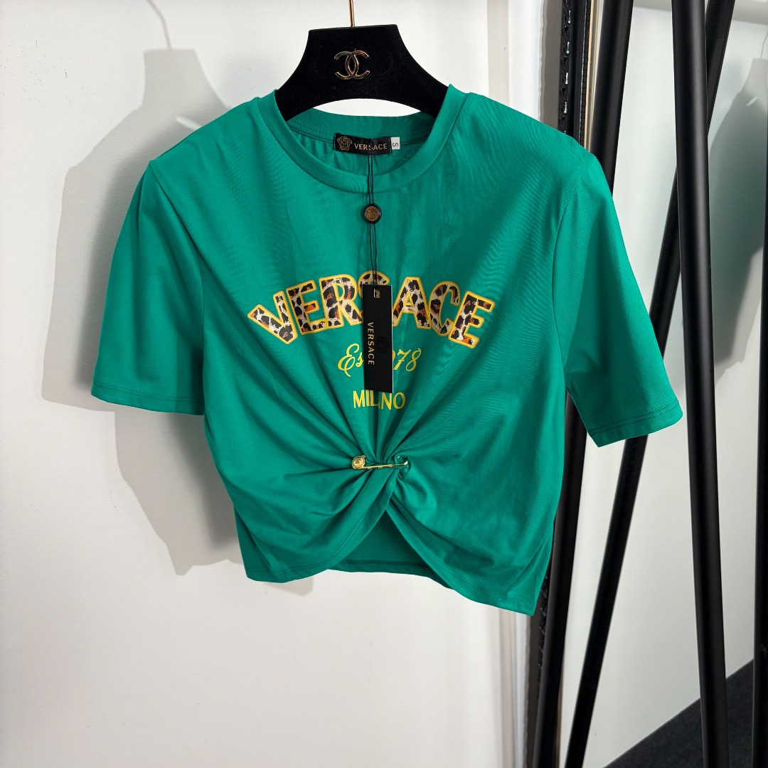 NO:754938,Style No. 6938 Versac* new style portrait pin waist letter printed short-sleeved T-shirt, 12 colors, S-XL, [M size; shoulder width 40, chest 94, sleeve length 22, dress length 33-50], Versace-clothing,versace,versace,T-shirt,tees,t-shirt,19860909款号6938 Versac*新款 人像别针收腰 字母印花短袖短款T恤,12种颜色,S-XL,【M码；肩宽40,胸围94,袖长22,衣长33-50】,范思哲-服装,versace,versace,T-shirt,tees，t-shirt,,Women's clothing