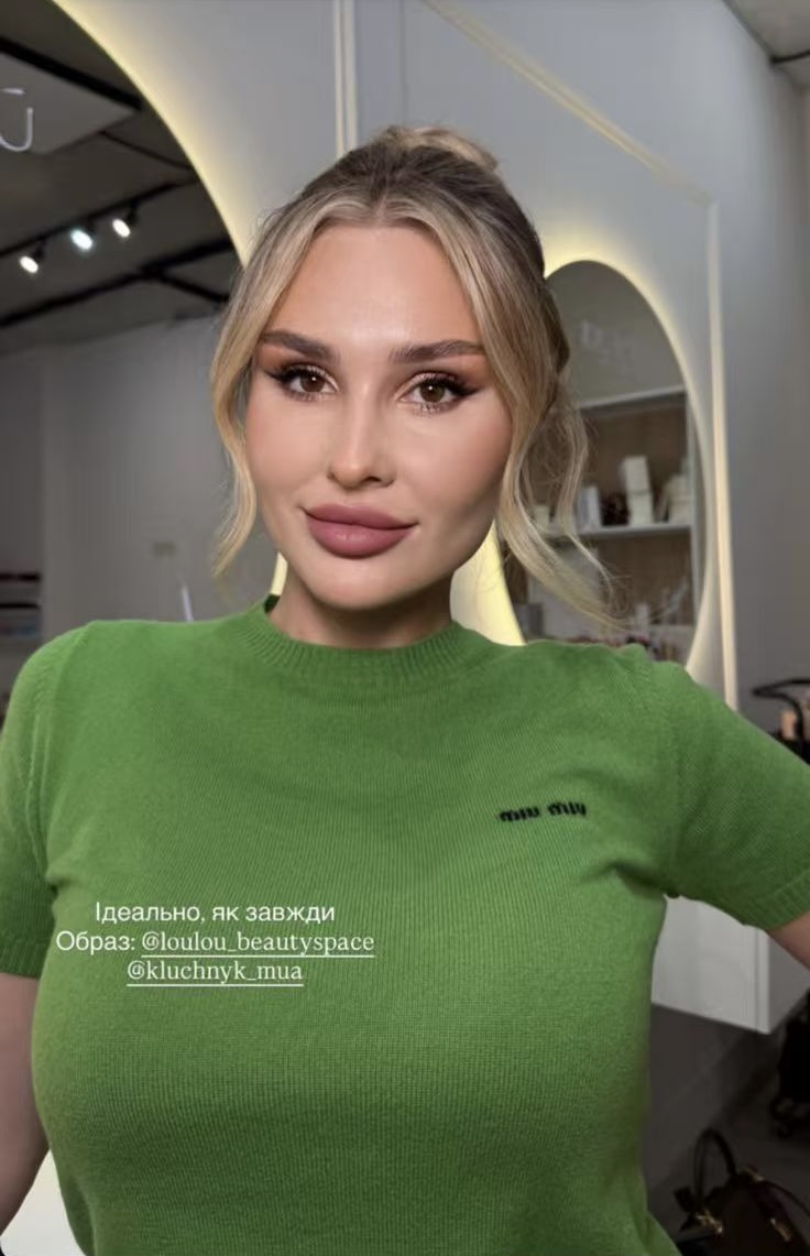 NO:775323,Style number 4376 Miumi* new style simple letter logo wool short-sleeved sweater T-shirt, gray, khaki, sky blue, dark blue, off-white, black, red, yellow, purple, pink, green, brown, 12 colors, SML, [M size; bust 92, sleeve length 21, clothing length 54], Miumiu-clothing, miumiu, T-shirt, tees, t-shirt,19860909款号4376 Miumi*新款 简约字母logo 羊毛短袖针织衫 T恤,灰色,卡其色,天蓝色,深蓝色,米白色,黑色,红色,黄色,紫色,粉色,绿色,咖色,12种颜色,SML,【M码；胸围92,袖长21,衣长54】,缪缪-服装,miumiu,T-shirt,tees，t-shirt,,Women's clothing