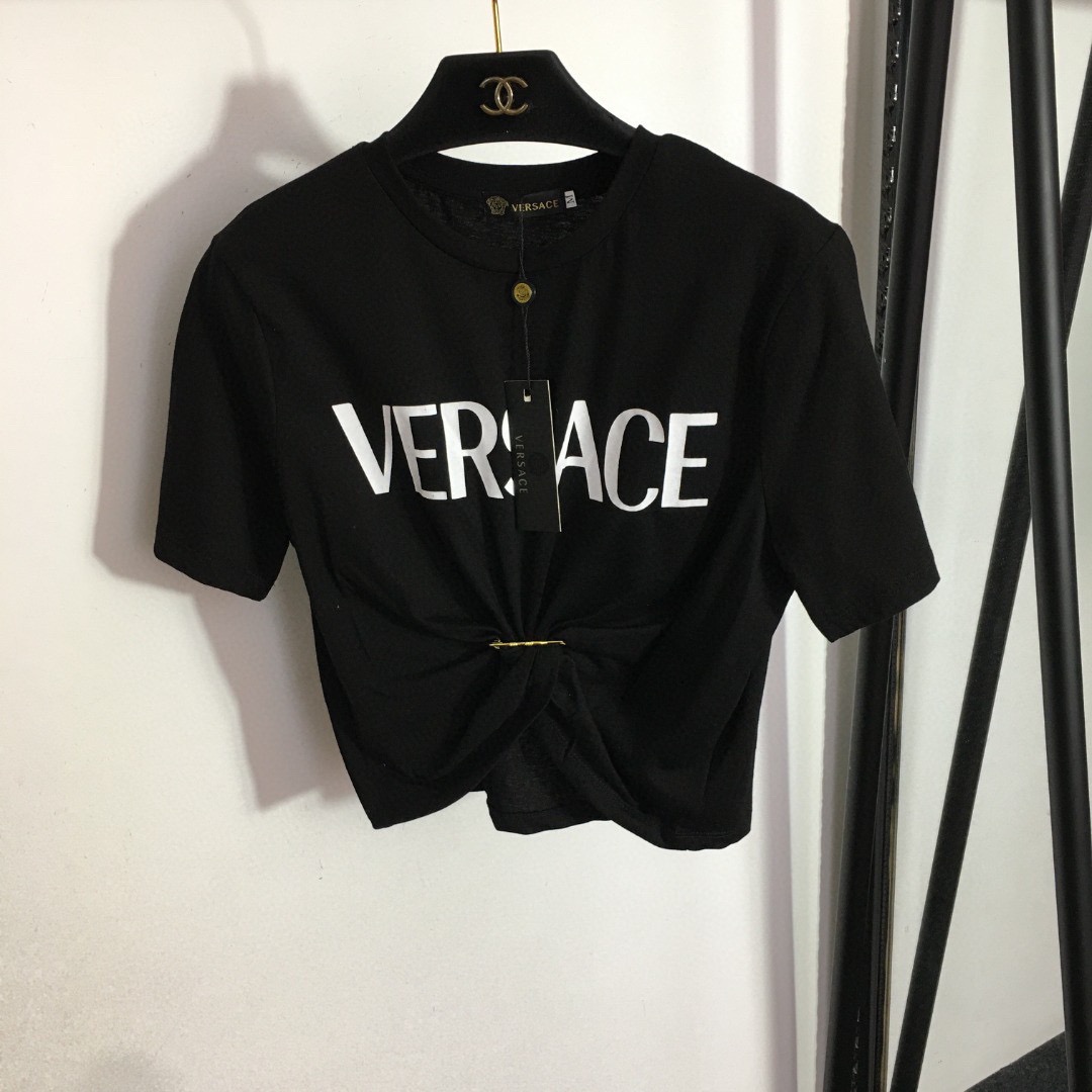 NO:779088,Model No. 20262566 Versac* new letter print Medusa pin tie waist short navel-baring short-sleeved T-shirt, black, pink, white (black lettering), white (green lettering), S-XL, [S size shoulder width 37, chest 86, sleeve length 22, length 33-49; weight 0.105kg]  ,,Versace-clothing,versace,versace,T-shirt,tees,t-shirt,19860909款号20262566 Versac*新款 字母印花 美杜莎别针绑带收腰短款露脐短袖T恤,黑色,粉色,白色（黑字）,白色（绿字）,S-XL,【S码肩宽37,胸围86,袖长22,长33-49；重量0.105kg】 ,,范思哲-服装,versace,versace,T-shirt,tees，t-shirt,,Women's clothing