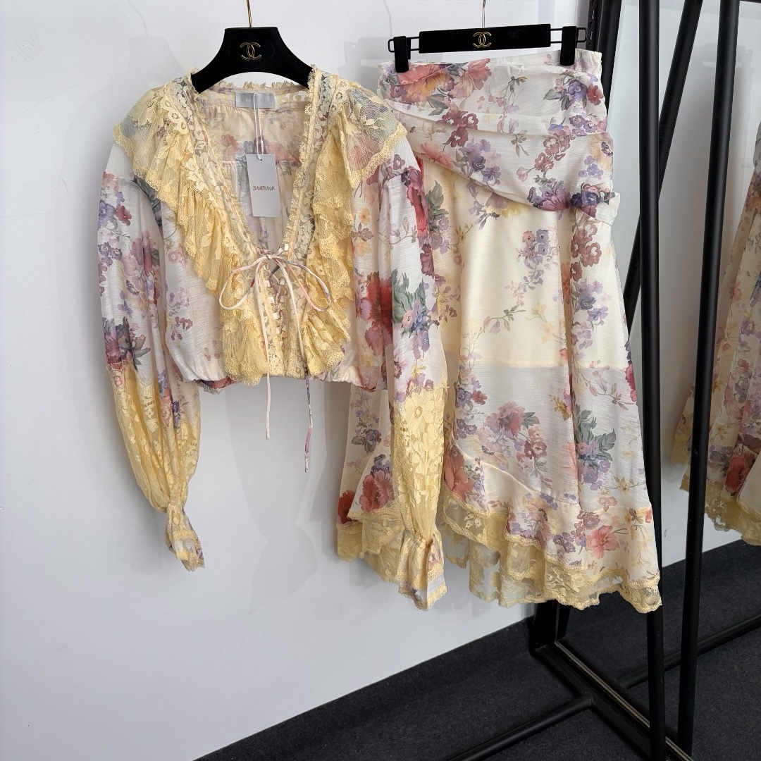 NO:923619,Model No. 20265224 Zimmermann's latest suit, lace ruffled deep V-neck lantern long-sleeved shirt top + elegant printed high-waist skirt, pattern, S-XL, [M size shoulder width 54, bust 108, sleeve length 68, length 45; waist 72, length 94; weight 0.525kg], Zimmermann-clothing, skirts,19860909款号20265224 Zimmermann*新款套装,蕾丝荷叶边深Ｖ领灯笼长袖衬衣上衣+气质印花高腰半裙,花色,S-XL,【M码肩宽54,胸围108,袖长68,长45；腰围72,长94；重量0.525kg】,兹默曼-服装,skirts,,Women's clothing