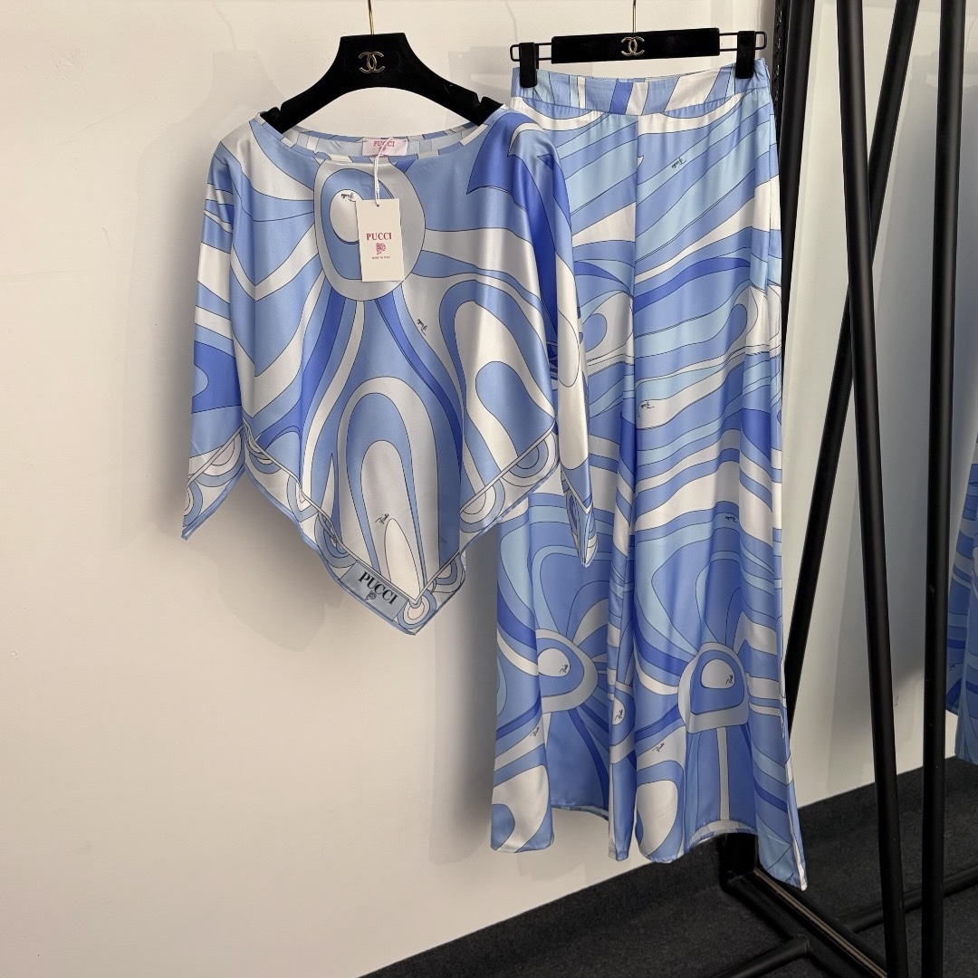 NO:933294,Model No. 20265562 Pucc* new suit, irregular color-blocking printed inverted triangle top with bateau collar + high-waisted wide-leg trousers, blue, S-XXXL, [M size length 65; weight 0.85kg; waist 68, length 112; weight 0.195kg], women's clothing,19860909款号20265562 Pucc*新款套装,不规则拼色印花倒三角上衣一字领+高腰阔腿长裤,蓝色,S-XXXL,【M码长65；重量0.85kg；腰围68,长112；重量0.195kg】,女装,,Women's clothing