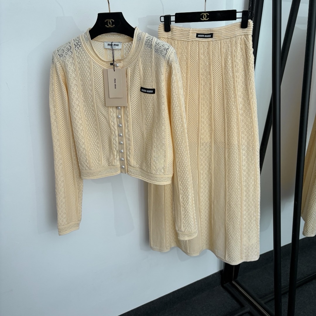 NO:943514,Model No. 20265947 Miumi* new suit, pearl button hollow long-sleeved knitted cardigan + high-waisted knitted skirt, apricot, SML, [M size shoulder width 37, bust 90, sleeve length 61, length 47; waist 64 elastic, length 93; weight 0.595kg], Miumiu-clothing, miumiu, skirts,19860909款号20265947 Miumi*新款套装,珍珠纽扣镂空长袖针织开衫+高腰针织半裙,杏色,SML,【M码肩宽37,胸围90,袖长61,长47；腰围64弹力,长93；重量0.595kg】,缪缪-服装,miumiu,skirts,,Women's clothing