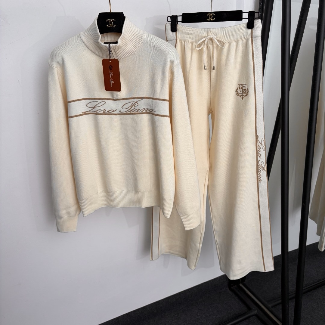 NO:943954,Model No. 20266045 Loro Piana*LP new knitted sports suit, half-zip stand-up collar long-sleeved sweater top + high-waisted knitted trousers with side letters, off-white, black, brown, dark blue, [one size fits all shoulder width 41, bust 104, sleeve length 60, length 59; waist 64 elastic, length 100; weight 1.050kg], women's clothing, loro piana, loro piana,19860909款号20266045 Loro Piana*LP新款针织运动套装,半拉链立领长袖针织衫上衣+侧边字母高腰针织长裤,米白色,黑色,咖色,深蓝色,【均码肩宽41,胸围104,袖长60,长59；腰围64弹力,长100；重量1.050kg】,女装,loro piana,loro piana,,Women's clothing