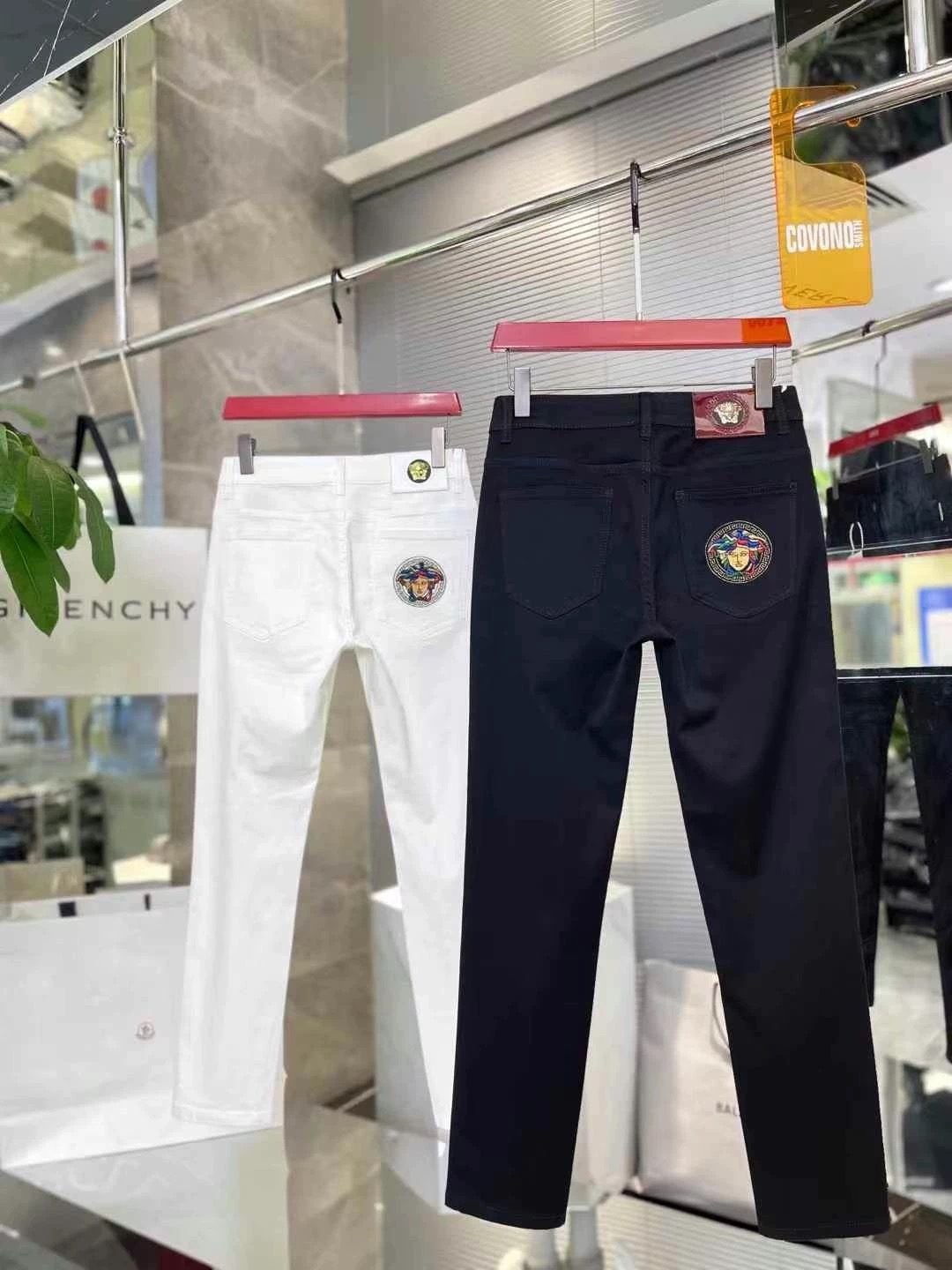 Versace 2025 بنطلون جينز أسود وأبيض بتصميم فريد وجودة فائقة