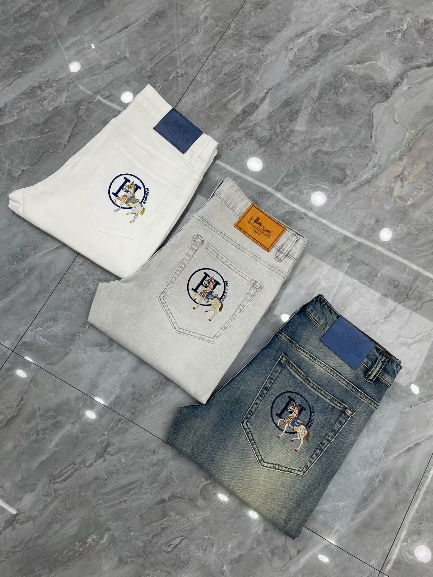 NO:877625,Hermès' latest 2026 spring jeans are stress-free to enter and leave the store. Best-selling models in the counter. Taste and value are shared. Very comfortable to wear. Low-key yet luxurious. Very classy to wear. Needless to say the trousers style and cut. The upper body is exquisite and vivid. Real first-class and top-quality materials. Really palace-level casual pants, using Turkish cotton to produce the most famous denim. Excellent quality. Heavy washing makes the pants very soft. Straight-leg version.  Don’t be picky. The upper body is absolutely stylish. CX25 is extremely luxurious!  Size 29-38,,hermes,jeans,19860909爱马仕 2026年春季最新品牛仔裤出入专卖店无压力 专柜热销款 品味与价值共享 身穿着非常舒适 低调不失奢华 穿出去非常有档次,裤型款式和裁剪亦无需多言 上身精致跃然.真正一等一顶级质料 真正殿堂级的休闲裤,选用土耳其的棉花 生产出最有名的单宁布 品质卓然 经过重水洗使得裤子很柔软 直脚的版型 不挑人 上身绝对的有型 CX25 极度奢华！尺码29-38,,hermes,jeans,,Men's clothing