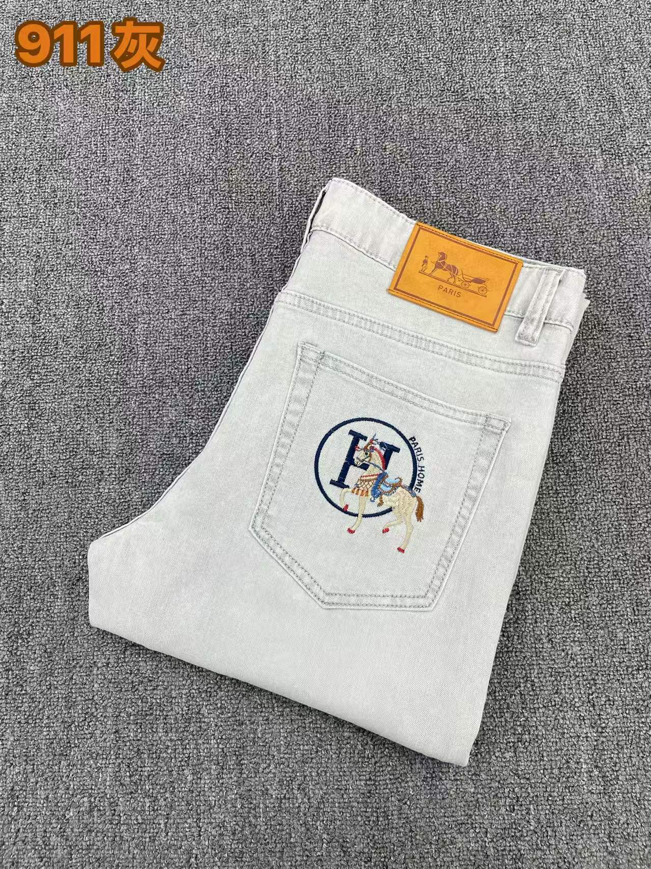 NO:877621,Hermès' latest 2026 spring jeans are stress-free to enter and leave the store. Best-selling models in the counter. Taste and value are shared. Very comfortable to wear. Low-key yet luxurious. Very classy to wear. Needless to say the trousers style and cut. The upper body is exquisite and vivid. Real first-class and top-quality materials. Really palace-level casual pants, using Turkish cotton to produce the most famous denim. Excellent quality. Heavy washing makes the pants very soft. Straight-leg version.  Don’t be picky. The upper body is absolutely stylish. CX25 is extremely luxurious!  Size 29-38,,hermes,jeans,19860909爱马仕  2026年春季最新品牛仔裤出入专卖店无压力 专柜热销款 品味与价值共享 身穿着非常舒适 低调不失奢华 穿出去非常有档次,裤型款式和裁剪亦无需多言 上身精致跃然.真正一等一顶级质料 真正殿堂级的休闲裤,选用土耳其的棉花 生产出最有名的单宁布 品质卓然 经过重水洗使得裤子很柔软 直脚的版型 不挑人 上身绝对的有型 CX25 极度奢华！尺码29-38,,hermes,jeans,,Men's clothing