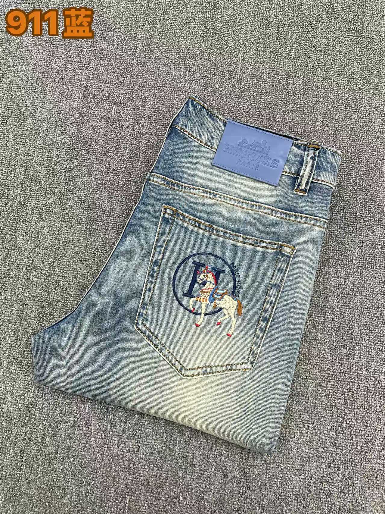 NO:877617,Hermès' latest 2026 spring jeans are stress-free to enter and leave the store. Best-selling models in the counter. Taste and value are shared. Very comfortable to wear. Low-key yet luxurious. Very classy to wear. Needless to say the trousers style and cut. The upper body is exquisite and vivid. Real first-class and top-quality materials. Really palace-level casual pants, using Turkish cotton to produce the most famous denim. Excellent quality. Heavy washing makes the pants very soft. Straight-leg version.  Don’t be picky. The upper body is absolutely stylish. CX25 is extremely luxurious!  Size 29-38,,hermes,jeans,19860909爱马仕 2026年春季最新品牛仔裤出入专卖店无压力 专柜热销款 品味与价值共享 身穿着非常舒适 低调不失奢华 穿出去非常有档次,裤型款式和裁剪亦无需多言 上身精致跃然.真正一等一顶级质料 真正殿堂级的休闲裤,选用土耳其的棉花 生产出最有名的单宁布 品质卓然 经过重水洗使得裤子很柔软 直脚的版型 不挑人 上身绝对的有型 CX25 极度奢华！尺码29-38,,hermes,jeans,,Men's clothing