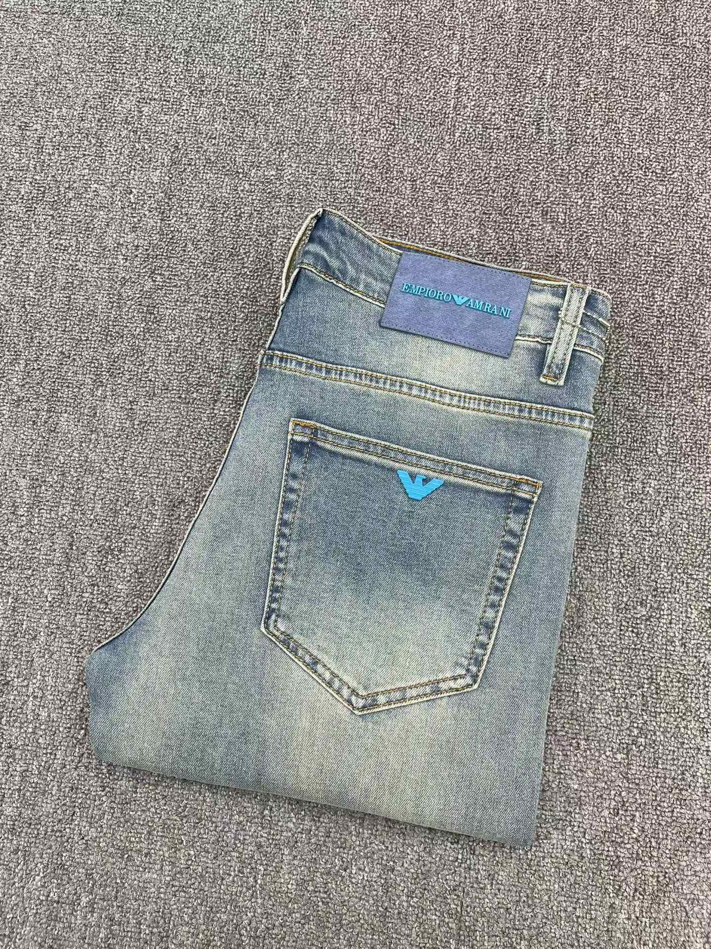 NO:877613,Armani's latest 2026 spring and summer jeans are stress-free in the store. Best-selling models in the counter. Taste and value are shared. Very comfortable to wear. Low-key yet luxurious. Very classy to wear. Needless to say the trousers style and cut. The upper body is exquisite and vivid. Really first-class and top-quality materials. Really palace-level casual pants, using Turkish cotton to produce the most famous denim. Excellent quality. Heavy washing makes the pants very soft. Straight-leg version.  Don’t be picky. The upper body is absolutely stylish. CX25 is extremely luxurious!  Size 29-38,,armani,jeans,19860909阿玛尼 2026年春夏最新品牛仔裤出入专卖店无压力 专柜热销款 品味与价值共享 身穿着非常舒适 低调不失奢华 穿出去非常有档次,裤型款式和裁剪亦无需多言 上身精致跃然.真正一等一顶级质料 真正殿堂级的休闲裤,选用土耳其的棉花 生产出最有名的单宁布 品质卓然 经过重水洗使得裤子很柔软 直脚的版型 不挑人 上身绝对的有型 CX25 极度奢华！尺码29-38,,armani,jeans,,Men's clothing