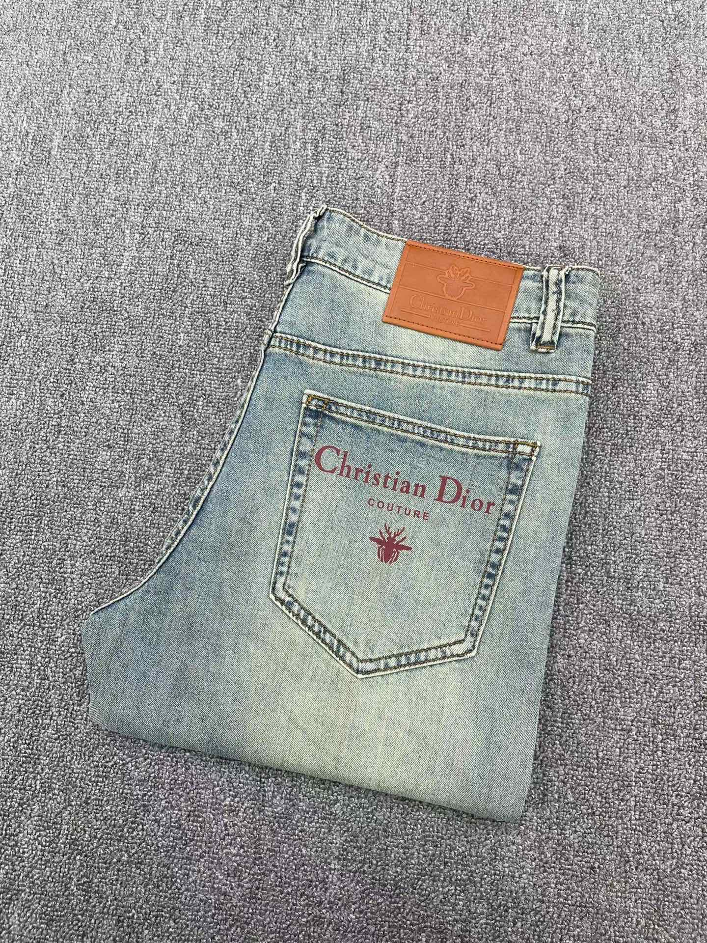 NO:906569,Dior high-end customization, the latest jeans, sold simultaneously at the counter, original customization, customer-supplied hardware accessories, original quality, imported solid-color denim stretch fabric, heavy washing, fine workmanship, excellent upper body!  Preferred items 3.……………………………………………………………… Size29-38,, dior, jeans,19860909迪奥 高端定制、最新款牛仔裤 柜台同步发售 原版定制 客供五金辅料 原单品质 进口固色牛仔弹力面料 重工洗水 做工走线精细 上身绝佳！优选单品 三.…………………………………………………… Size29-38,,dior,jeans,,Men's clothing