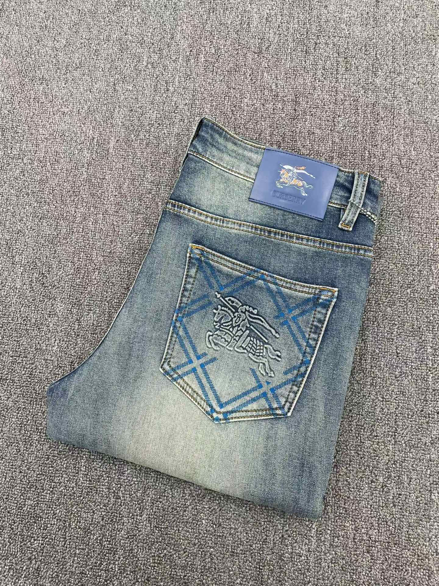 NO:906573,Burberry's 26 spring and summer new men's small straight original jeans, new autumn and winter styles, are super soft, stretch fabrics, and complex handicraft superimposition. If you stay in any washing process for a few seconds, it will turn into a completely different color effect, so it is more precious, especially durable and durable... Use the best elastic texture of tannins, genuine leather labels, high-end metal accessories... to create a unique and original jeans style!  Original hardware accessories, super correct fit, comfortable and breathable, extremely high grade, counter quality, handsome upper body. Size 29-38, burberry, jeans,19860909巴宝莉 26春夏新款 男士小直筒原单 牛仔裤 秋冬新款超柔软,弹力面料,复杂的手工艺叠加,任何一个洗水环节多停留几秒都会变成完全不一样的颜色效果,所以越加珍贵,特别持久、耐味…… 选用上乘的丹宁弹力质感,真皮皮牌、高定的金属辅料……打造出独特及原创的牛仔裤款型！原版五金辅料,版型超正,舒适透气,档次极高,专柜品质,上身帅气十足. 码数29-38,,burberry,jeans,,Men's clothing