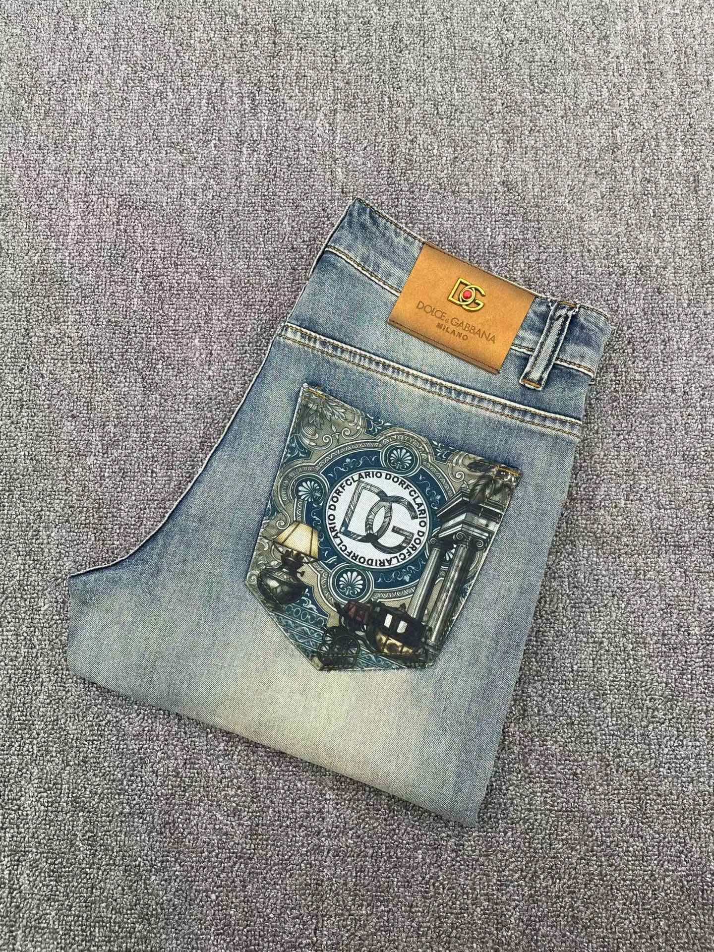 NO:906576,DG high-end customization, 2026 early autumn latest jeans, simultaneous sale at the counter, original customization, customer-supplied hardware accessories, original order quality, imported solid color denim elastic fabric, heavy washing, fine workmanship and fine line routing, excellent upper body!  Preferred items 3.……………………………………………………………… Size29-38,,jeans,19860909DG 高端定制、2026早秋最新款牛仔裤 柜台同步发售 原版定制 客供五金辅料 原单品质 进口固色牛仔弹力面料 重工洗水 做工走线精细 上身绝佳！优选单品 三.…………………………………………………… Size29-38,,jeans,,Men's clothing