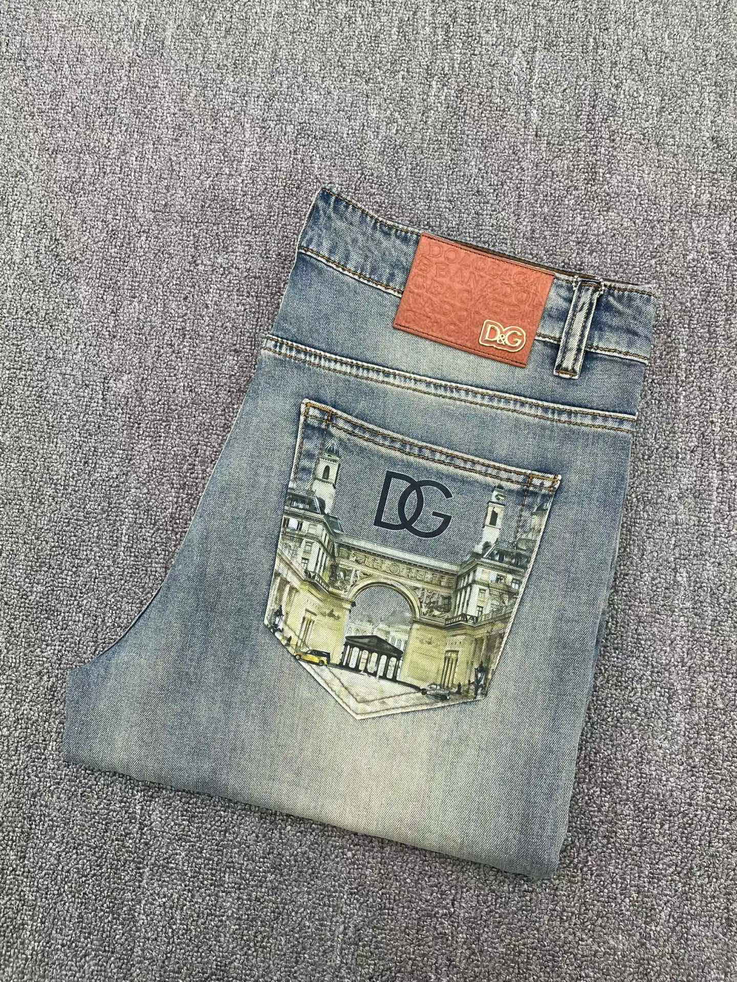 NO:926834,DG high-end customization, 2026 early autumn latest jeans, simultaneous sale at the counter, original customization, customer-supplied hardware accessories, original order quality, imported solid color denim elastic fabric, heavy washing, fine workmanship and fine line routing, excellent upper body!  The preferred items are complete with three standards.…………………………………………………… Size29-38,,jeans,19860909DG 高端定制、2026早秋最新款牛仔裤 柜台同步发售 原版定制 客供五金辅料 原单品质 进口固色牛仔弹力面料 重工洗水 做工走线精细 上身绝佳！优选单品 三标齐全.…………………………………………………… Size29-38,,jeans,,Men's clothing