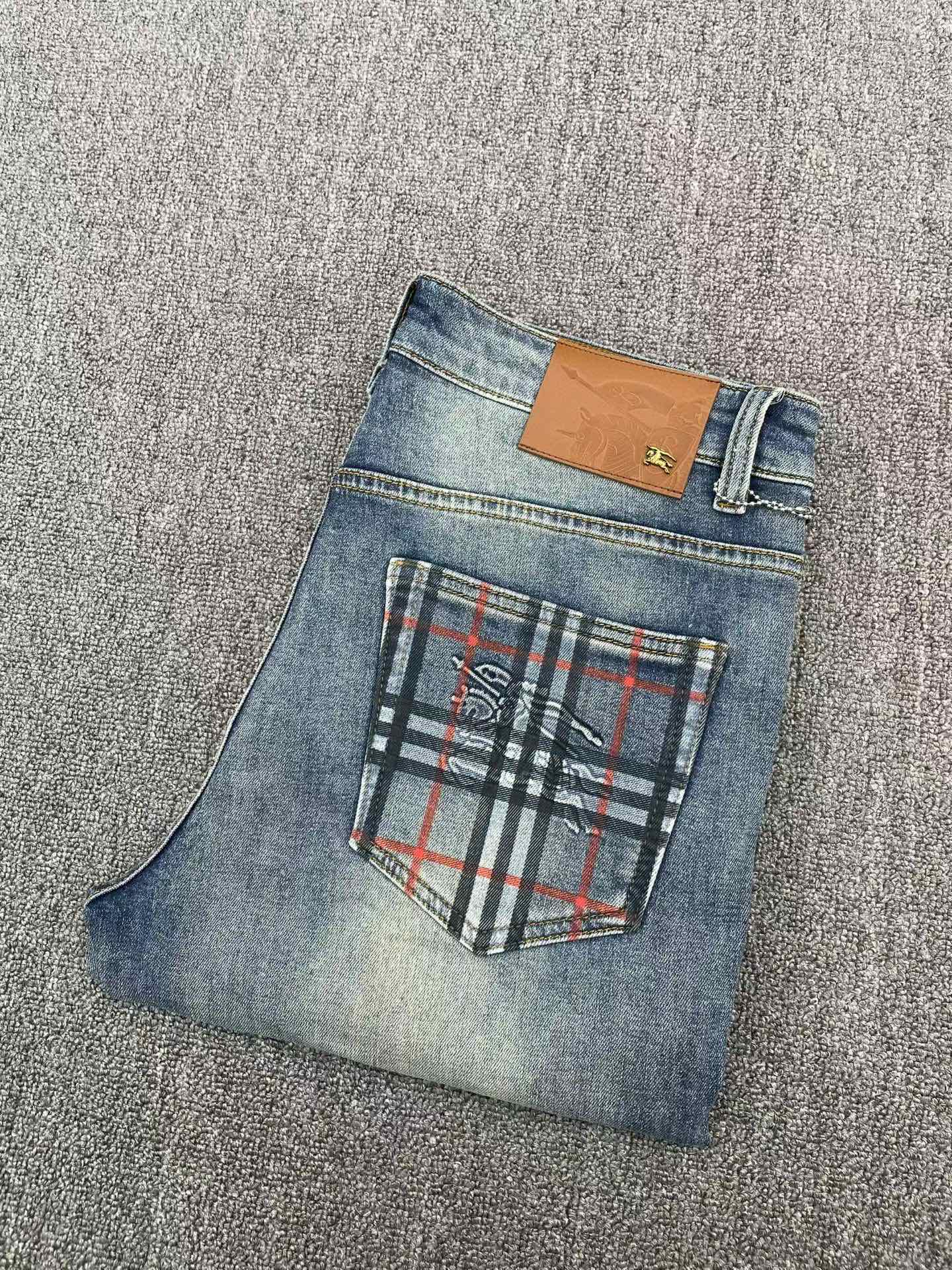 NO:906579,Burberry's 26 spring and summer new men's small straight original jeans, new autumn and winter styles, are super soft, stretch fabrics, and complex handicraft superimposition. If you stay in any washing process for a few seconds, it will turn into a completely different color effect, so it is more precious, especially durable and durable... Use the best elastic texture of tannins, genuine leather labels, high-end metal accessories... to create a unique and original jeans style!  Original hardware accessories, super correct fit, comfortable and breathable, extremely high grade, counter quality, handsome upper body. Sizes 29-36, 35, burberry, jeans,19860909巴宝莉 26春夏新款 男士小直筒原单 牛仔裤 秋冬新款超柔软,弹力面料,复杂的手工艺叠加,任何一个洗水环节多停留几秒都会变成完全不一样的颜色效果,所以越加珍贵,特别持久、耐味…… 选用上乘的丹宁弹力质感,真皮皮牌、高定的金属辅料……打造出独特及原创的牛仔裤款型！原版五金辅料,版型超正,舒适透气,档次极高,专柜品质,上身帅气十足. 码数29-36 有35,,burberry,jeans,,Men's clothing