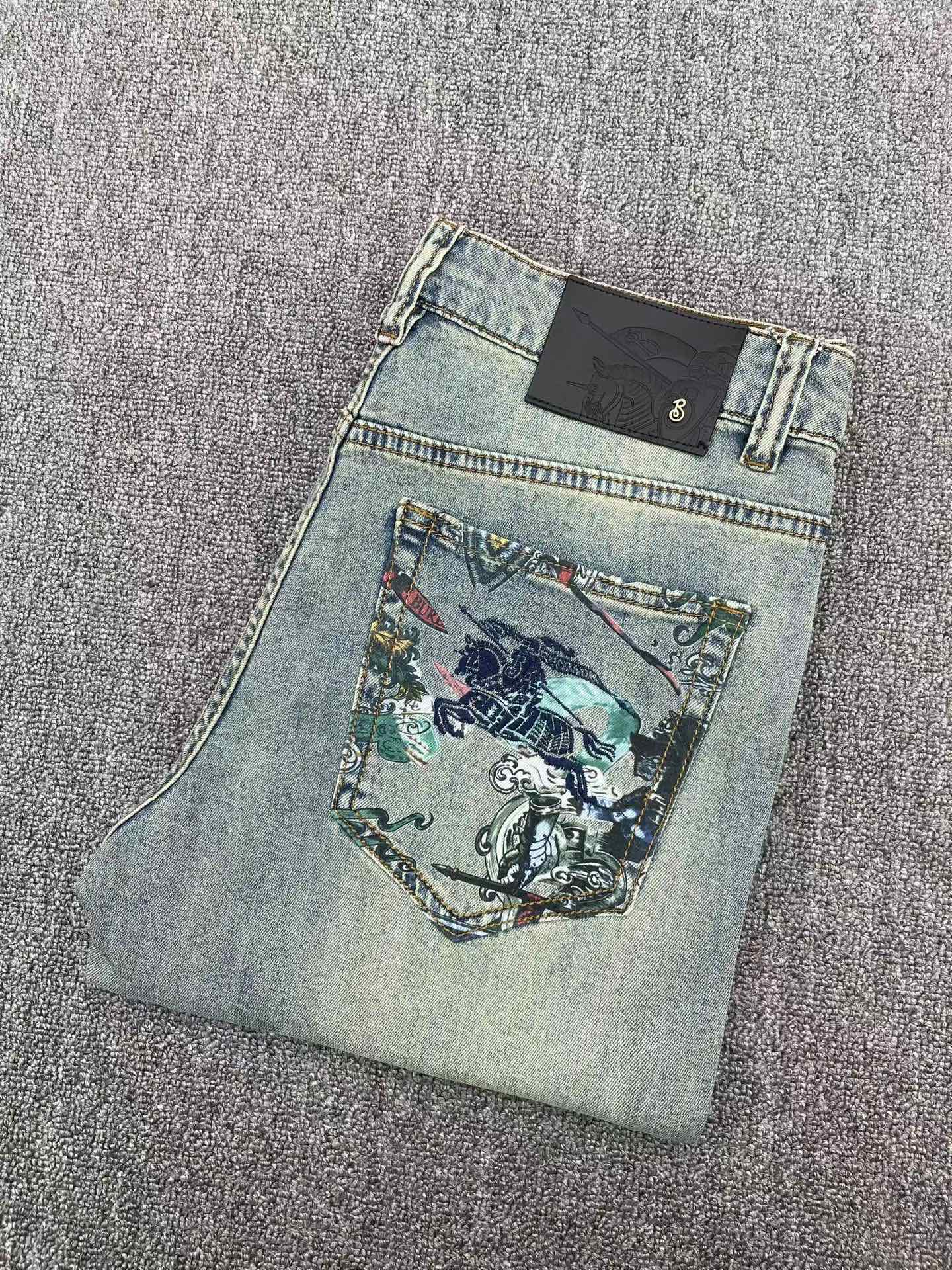 NO:877109,Burberry's 26 spring and summer new men's small straight original jeans, new autumn and winter styles, are super soft, stretch fabrics, and complex handicraft superimposition. If you stay in any washing process for a few seconds, it will turn into a completely different color effect, so it is more precious, especially durable and durable... Use the best elastic texture of tannins, genuine leather labels, high-end metal accessories... to create a unique and original jeans style!  Original hardware accessories, super correct fit, comfortable and breathable, extremely high grade, counter quality, handsome upper body. Size 29-38, burberry, jeans,19860909巴宝莉 26春夏新款 男士小直筒原单 牛仔裤 秋冬新款超柔软,弹力面料,复杂的手工艺叠加,任何一个洗水环节多停留几秒都会变成完全不一样的颜色效果,所以越加珍贵,特别持久、耐味…… 选用上乘的丹宁弹力质感,真皮皮牌、高定的金属辅料……打造出独特及原创的牛仔裤款型！原版五金辅料,版型超正,舒适透气,档次极高,专柜品质,上身帅气十足. 码数29-38,,burberry,jeans,,Men's clothing