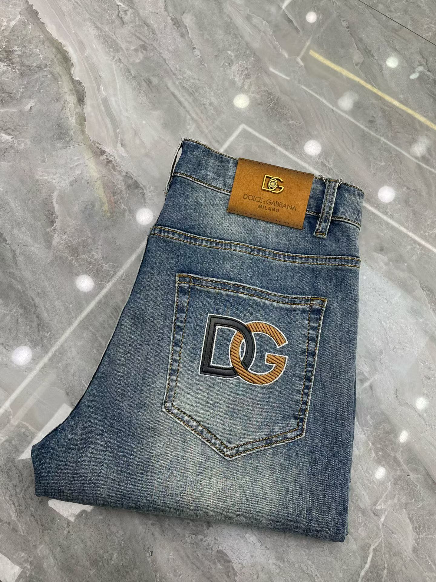 NO:877089,DG high-end customization, 2026 early autumn latest jeans, simultaneous sale at the counter, original customization, customer-supplied hardware accessories, original order quality, imported solid color denim elastic fabric, heavy washing, fine workmanship and fine line routing, excellent upper body!  The preferred items are complete with three standards.…………………………………………………… Size29-38,,jeans,19860909DG 高端定制、2026早秋最新款牛仔裤 柜台同步发售 原版定制 客供五金辅料 原单品质 进口固色牛仔弹力面料 重工洗水 做工走线精细 上身绝佳！优选单品 三标齐全.…………………………………………………… Size29-38,,jeans,,Men's clothing