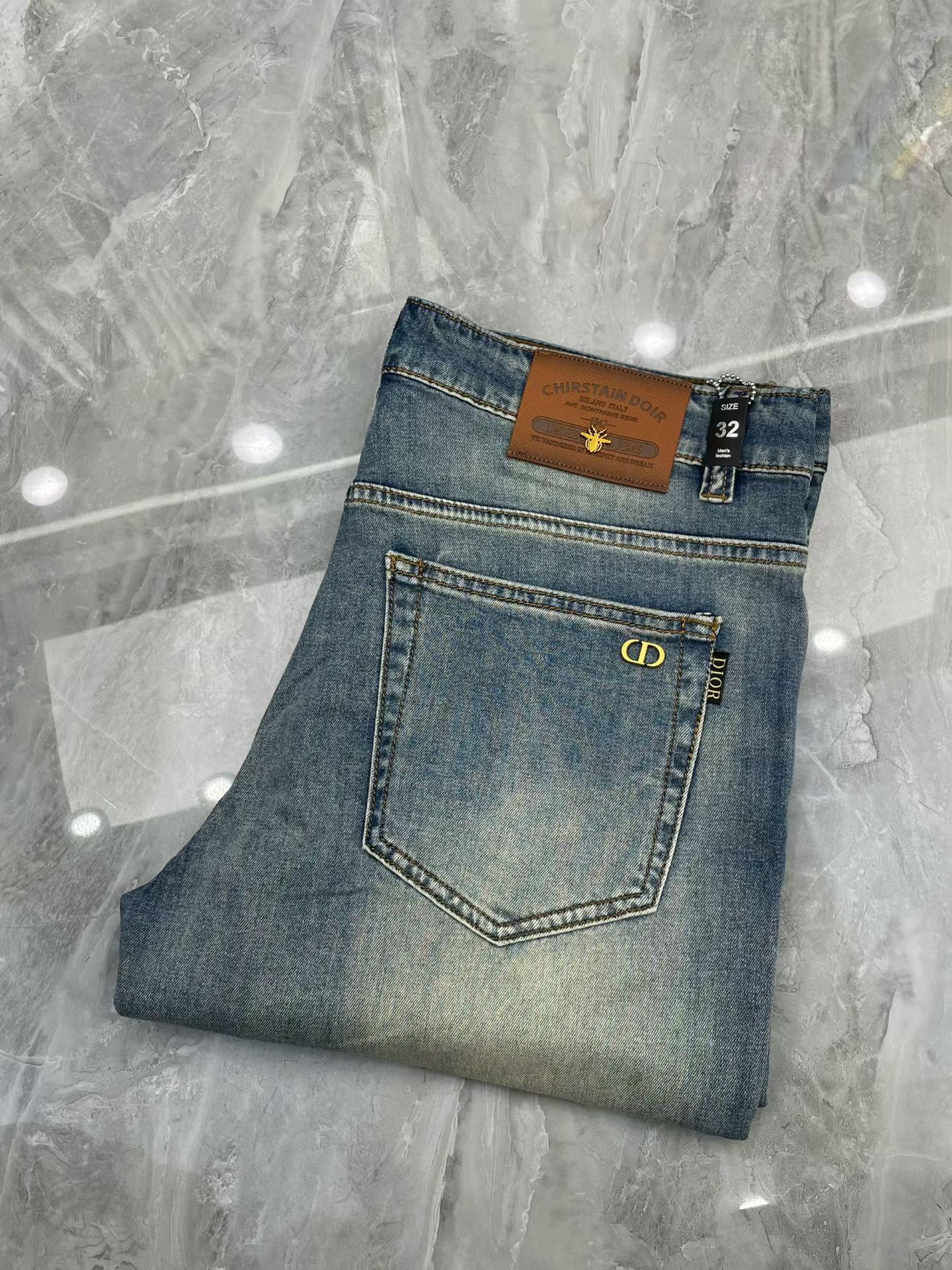 NO:916054,Dior's high-end customization, the latest jeans for early spring 2026, are available simultaneously at the counter. Original custom-made replicas. Customer-supplied hardware accessories. Original quality. Imported denim fabric with high elasticity. Heavy washing. Fine workmanship. Excellent upper body!  Preferred items Size: 29-38, dior, jeans,19860909迪奥 高端定制、2026早春最新款牛仔裤 柜台同步发售 原版定制复刻 客供五金辅料 原单品质 进口牛仔面料高弹力 重工洗水 做工走线精细 上身绝佳！优选单品 码数: 29-38,,dior,jeans,,Men's clothing
