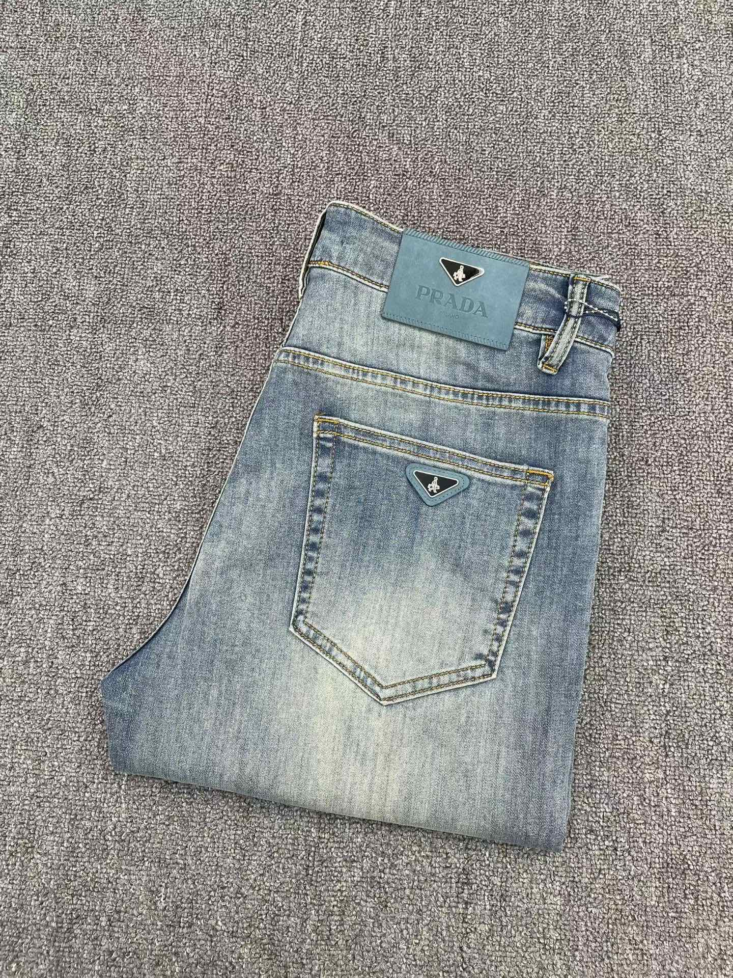 NO:926768,PRADA's 26-year-old new jeans counter is a hot-selling model. It shares taste and value. It is very comfortable to wear. It is low-key yet luxurious. It is very classy when worn. The style and cut of the trousers are needless to say. The upper body is exquisite and vivid. Really first-class and top-quality materials. Really palace-level casual pants, using Turkish cotton. A33 produces the most famous denim of outstanding quality. After heavy washing, the pants are very soft. The straight-leg version is not picky. The upper body is absolutely stylish.  Extremely luxurious!  Code number 29-38.No 37,,prada,prada,jeans,19860909PRADA 普拉达 26年新品牛仔裤专柜热销款 品味与价值共享 身穿着非常舒适 低调不失奢华 穿出去非常有档次,裤型款式和裁剪亦无需多言 上身精致跃然.真正一等一顶级质料 真正殿堂级的休闲裤,选用土耳其的棉花 A33生产出最有名的单宁布品质卓然 经过重水洗使得裤子很柔软 直脚的版型 不挑人 上身绝对的有型 极度奢华！码数29-38.无37,,prada,prada,jeans,,Men's clothing