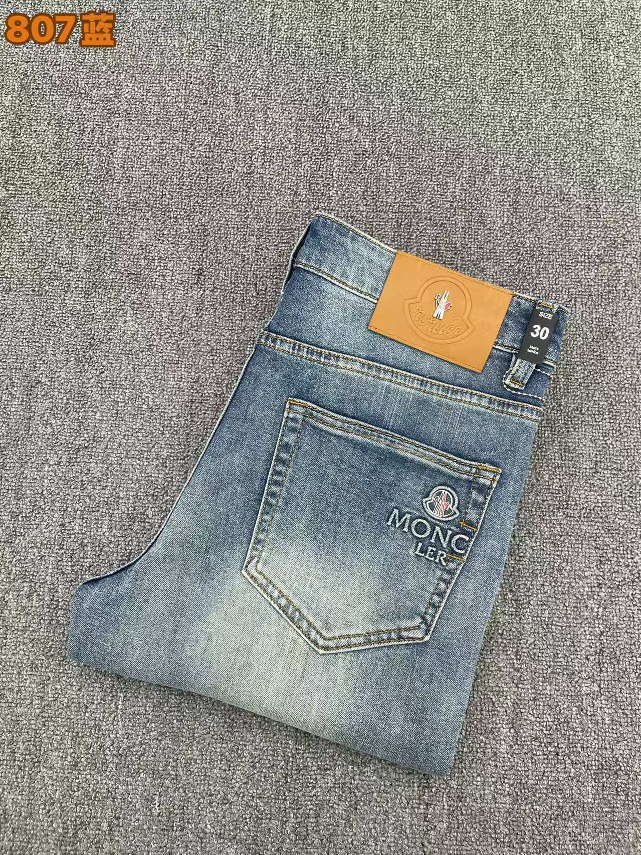 NO:926758,Mengkou, high-end customization, the latest jeans in early spring 2026, sold simultaneously at the counter, original custom-made replicas, customer-supplied hardware accessories, original quality, imported denim fabric with high elasticity, heavy washing, fine workmanship, and excellent upper body!  Preferred items Size: 29-38,,Moncler,jeans,19860909蒙口 高端定制、2026早春最新款牛仔裤 柜台同步发售 原版定制复刻 客供五金辅料 原单品质 进口牛仔面料高弹力 重工洗水 做工走线精细 上身绝佳！优选单品 码数: 29-38,,Moncler,jeans,,Men's clothing
