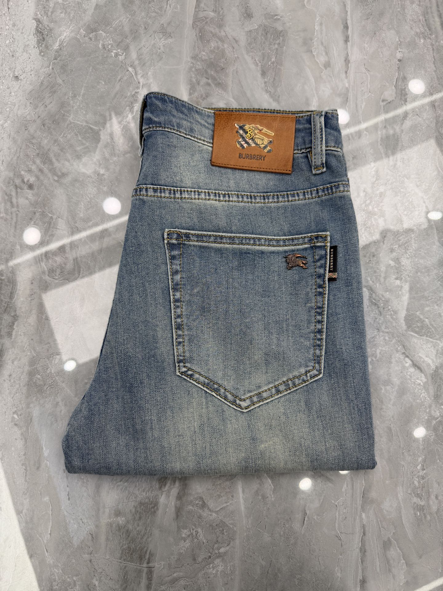 NO:916057,BURBERRY spring and summer slim straight jeans!  Heavy-duty fermentation and washing process, the slim fit with elastic upper body is very comfortable, and it is very classy to wear. Needless to say, the style and cutting of the pants are also customized with original hardware and original wash marks!  Highly recognizable!  Truly a first-class top trendy product!  Really top-notch jeans, using Turkish cotton to produce the most famous denim fabric. The quality is outstanding. After heavy-duty fermentation and washing, the pants are very soft!  The straight-leg version is not picky and the upper body is absolutely stylish!  !  !  Size 29——3837,,burberry,burberry,jeans,19860909巴宝莉 BURBERRY春夏款修身直筒牛仔裤！重工酵磨水洗工艺,修身版型带弹力上身非常舒适,穿出去非常有档次,裤型款式和裁剪亦无需多言 ,定制原版五金原版洗水唛！辨识度极高！真正一等一顶级潮品！真正殿堂级的牛仔裤,选用土耳其的棉花 生产出最有名的单宁布 品质卓然,经过重工酵磨水洗使得裤子很柔软！直脚的版型 不挑人 上身绝对的有型！！！尺码29——3837,,burberry,burberry,jeans,,Men's clothing