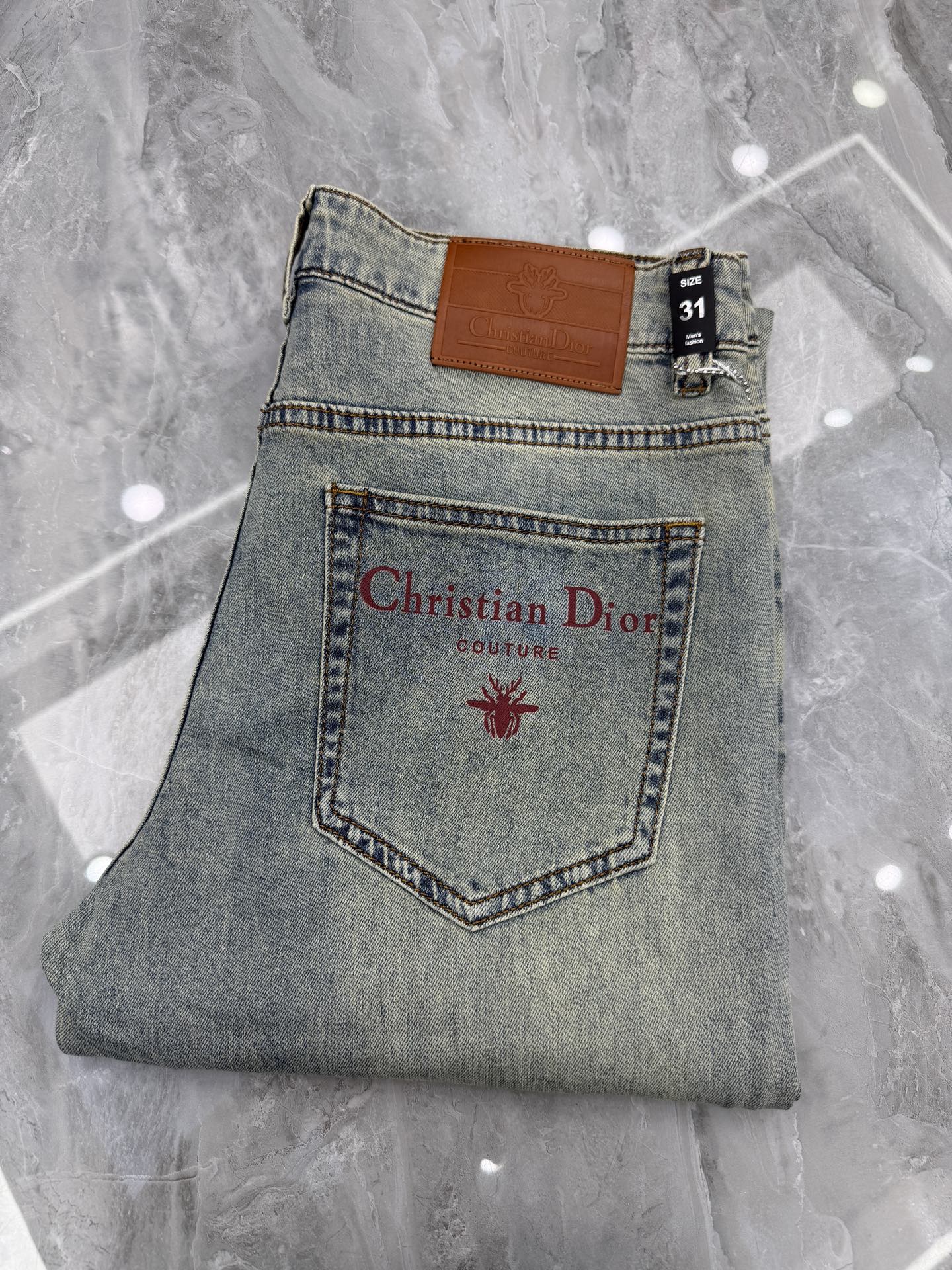 NO:916060,Dior's high-end customization, the latest jeans for early spring 2026, are available simultaneously at the counter. Original custom-made replicas. Customer-supplied hardware accessories. Original quality. Imported denim fabric with high elasticity. Heavy washing. Fine workmanship. Excellent upper body!  Preferred items Size: 29-38, dior, jeans,19860909迪奥 高端定制、2026早春最新款牛仔裤 柜台同步发售 原版定制复刻 客供五金辅料 原单品质 进口牛仔面料高弹力 重工洗水 做工走线精细 上身绝佳！优选单品 码数: 29-38,,dior,jeans,,Men's clothing