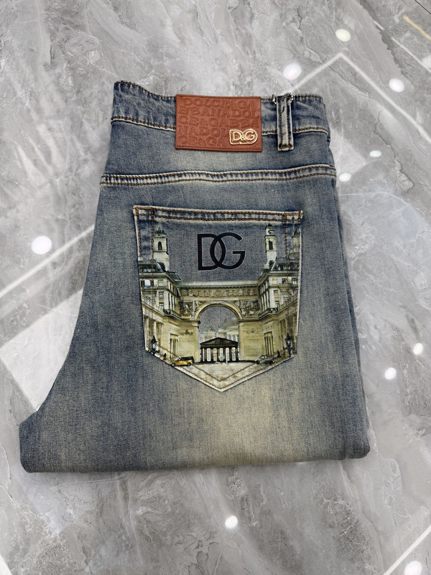 NO:916063,DG high-end customization, 2026 early autumn latest jeans, simultaneous sale at the counter, original customization, customer-supplied hardware accessories, original order quality, imported solid color denim elastic fabric, heavy washing, fine workmanship and fine line routing, excellent upper body!  The preferred items are complete with three standards.…………………………………………………… Size29-38,,jeans,19860909DG 高端定制、2026早秋最新款牛仔裤 柜台同步发售 原版定制 客供五金辅料 原单品质 进口固色牛仔弹力面料 重工洗水 做工走线精细 上身绝佳！优选单品 三标齐全.…………………………………………………… Size29-38,,jeans,,Men's clothing
