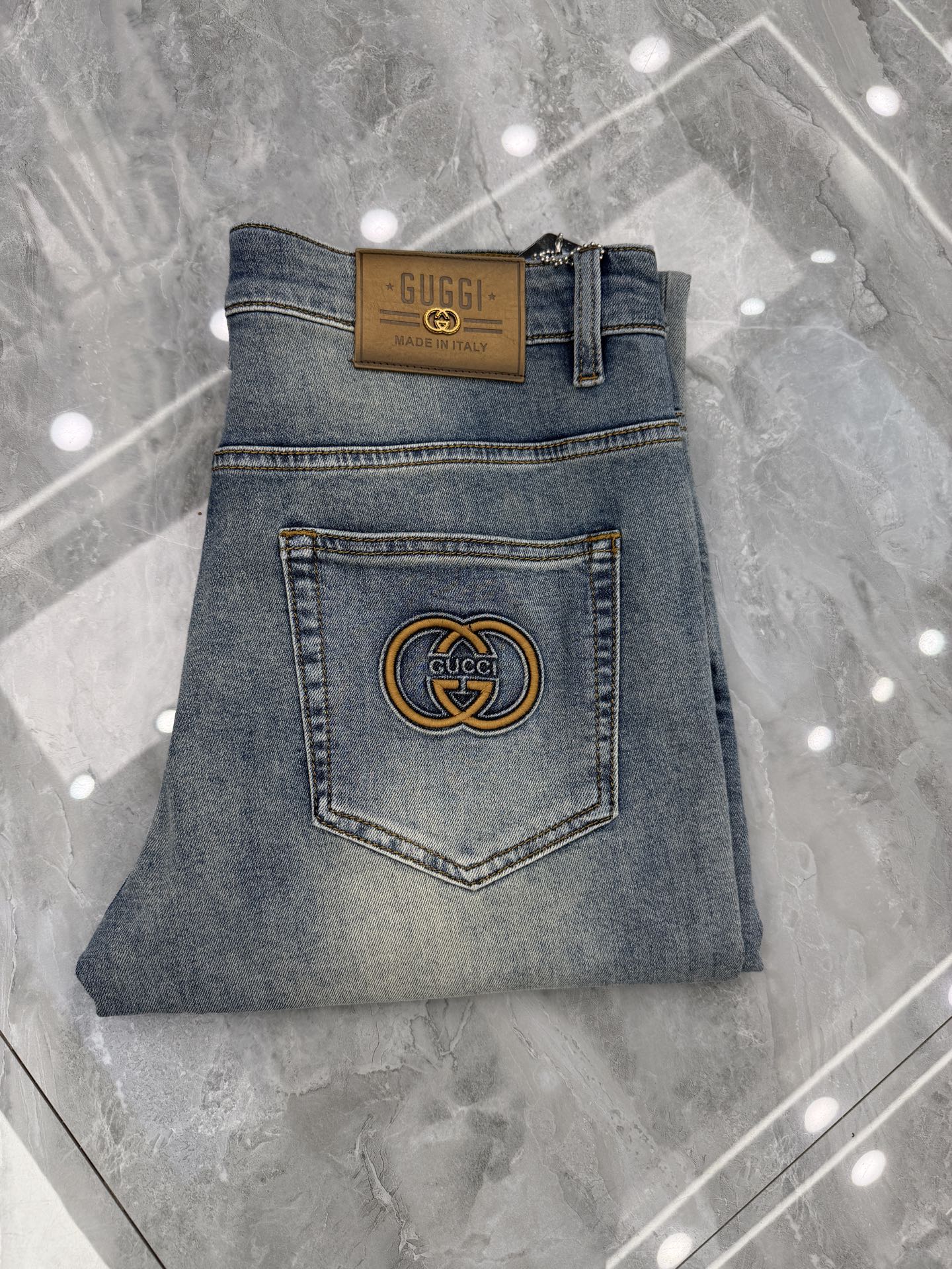 NO:916066,GUCCI high-end customization, the latest jeans are sold simultaneously at the counter. Original customization. Customer-supplied hardware accessories. Original quality. Imported solid-color denim elastic fabric. Heavy-duty washing. Fine workmanship and routing. Excellent upper body!  The preferred items are complete in three sizes.……………………………………………… Size29-38,,gucci,jeans,19860909GUCCI高端定制、最新款牛仔裤 柜台同步发售 原版定制 客供五金辅料 原单品质 进口固色牛仔弹力面料 重工洗水 做工走线精细 上身绝佳！优选单品 三标齐全.…………………………………………………… Size29-38,,gucci,jeans,,Men's clothing
