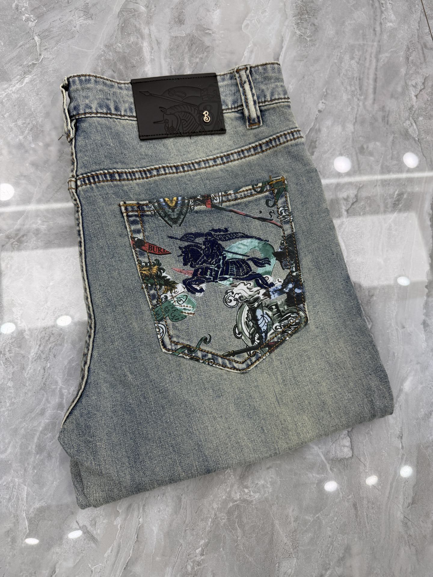 NO:916067,BURBERRY spring and summer slim straight jeans!  Heavy-duty fermentation and washing process, the slim fit with elastic upper body is very comfortable, and it is very classy to wear. Needless to say, the style and cutting of the pants are also customized with original hardware and original wash marks!  Highly recognizable!  Truly a first-class top trendy product!  Really top-notch jeans, using Turkish cotton to produce the most famous denim fabric. The quality is outstanding. After heavy-duty fermentation and washing, the pants are very soft!  The straight-leg version is not picky and the upper body is absolutely stylish!  !  !  Size 29——3837,,burberry,burberry,jeans,19860909巴宝莉 BURBERRY春夏款修身直筒牛仔裤！重工酵磨水洗工艺,修身版型带弹力上身非常舒适,穿出去非常有档次,裤型款式和裁剪亦无需多言 ,定制原版五金原版洗水唛！辨识度极高！真正一等一顶级潮品！真正殿堂级的牛仔裤,选用土耳其的棉花 生产出最有名的单宁布 品质卓然,经过重工酵磨水洗使得裤子很柔软！直脚的版型 不挑人 上身绝对的有型！！！尺码29——3837,,burberry,burberry,jeans,,Men's clothing