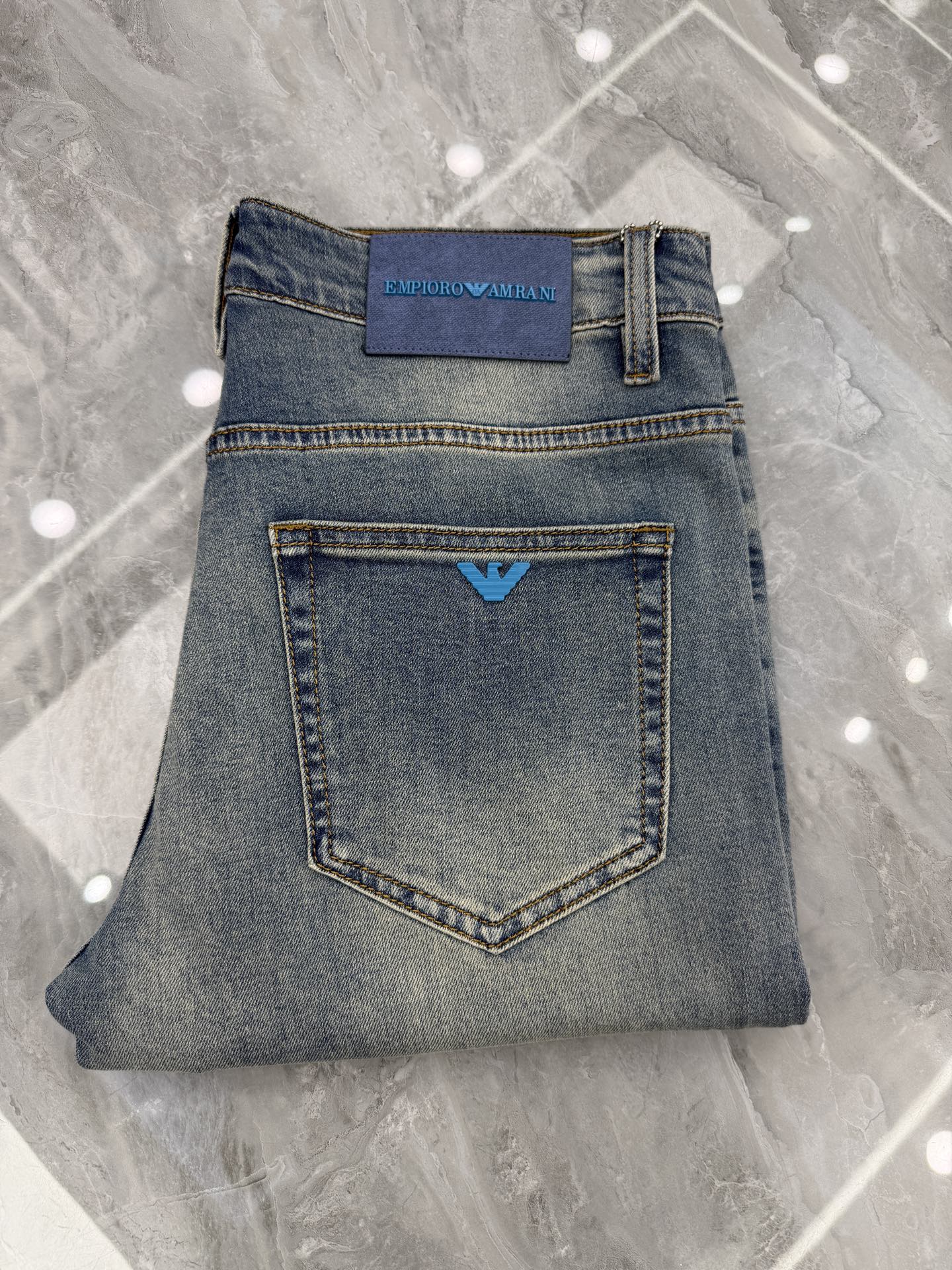 NO:916069,Armani Armani] 2026 spring and summer new men's new high fashion casual color lock jeans, simple and elegant, complete with three standards, the same style supports simple fashion, easy and versatile, comfortable and refreshing, the same style supports, century-old luxury brand, British traditional and noble design style, showing noble temperament and winning the favor of countless people, no matter what occasion you wear it, you will show a luxurious, noble and extraordinary temperament. Use imported high-elastic fabrics, designed by top masters  The ingenious work is very beautiful in person, and every detail can show the quality of the big brand. I think such a feature is enough to make people excited. It is a super versatile basic model that everyone has, and it is great value for money!  Sizes 29 to 38,,armani,armani,jeans,19860909Armani 阿玛尼】2026春夏新款男士新款高级时装休闲锁色牛仔裤, 简洁大气 三标齐全,同款支持简约时尚,从容百搭,舒适清爽同款支持,百年奢侈品牌,英伦传统高贵的设计风格,尽显高贵气质赢取无数人的欢心 无论什么场合穿上都尽显奢华、高贵非凡的气质 选用进口高弹面料 顶级大师设计 匠心著作实物非常漂亮,每个细节都能彰显大牌的品质感.我觉得这样一条特色足以让人心动.超百搭基本款人手一条,超值性价比！尺码29一38码,,armani,armani,jeans,,Men's clothing
