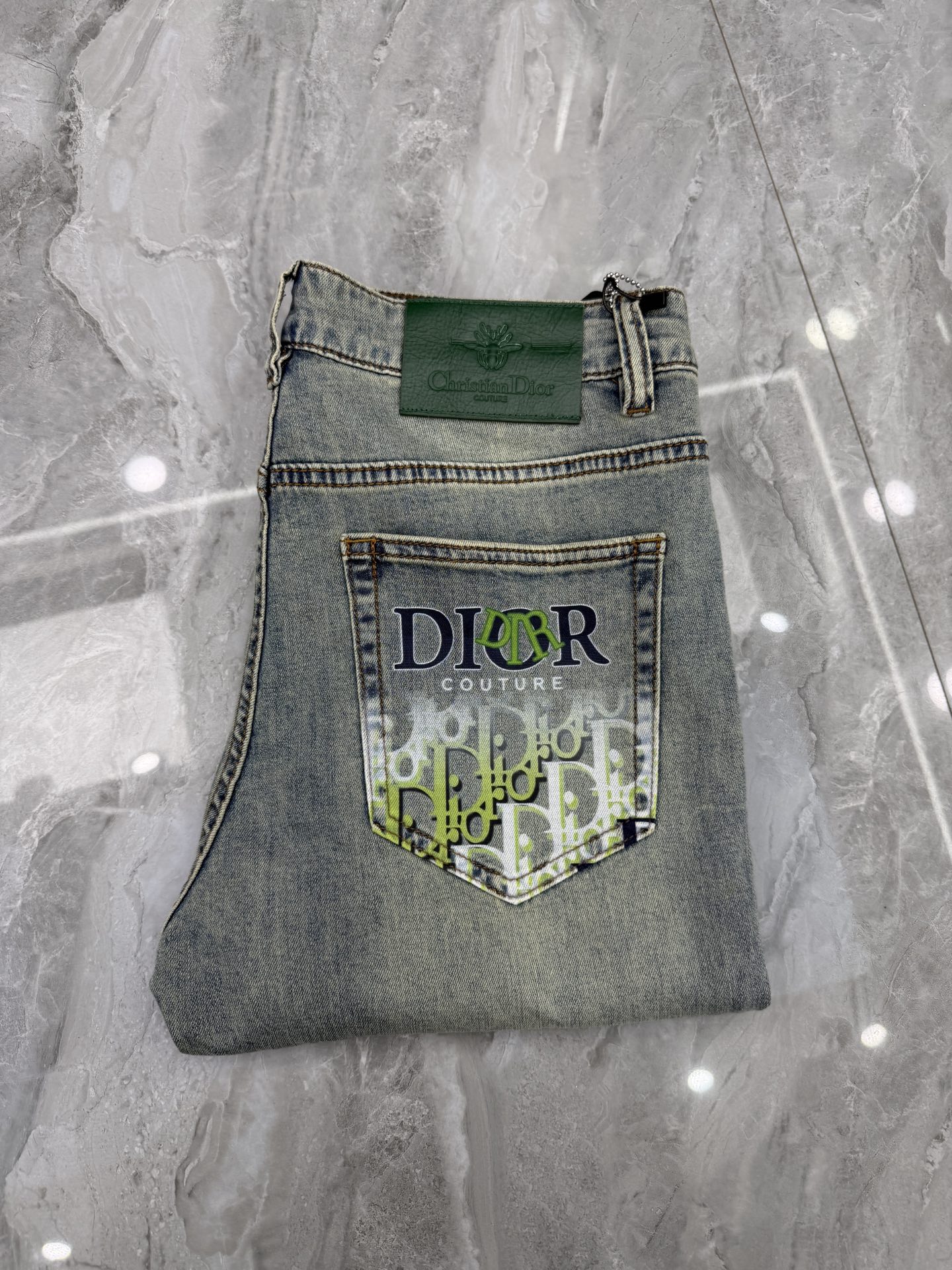 NO:916071,BURBERRY spring and summer slim straight jeans!  Heavy-duty fermentation and washing process, the slim fit with elastic upper body is very comfortable, and it is very classy to wear. Needless to say, the style and cutting of the pants are also customized with original hardware and original wash marks!  Highly recognizable!  Truly a first-class top trendy product!  Really top-notch jeans, using Turkish cotton to produce the most famous denim fabric. The quality is outstanding. After heavy-duty fermentation and washing, the pants are very soft!  The straight-leg version is not picky and the upper body is absolutely stylish!  !  !  Size 29——3837,,burberry,burberry,jeans,19860909巴宝莉 BURBERRY春夏款修身直筒牛仔裤！重工酵磨水洗工艺,修身版型带弹力上身非常舒适,穿出去非常有档次,裤型款式和裁剪亦无需多言 ,定制原版五金原版洗水唛！辨识度极高！真正一等一顶级潮品！真正殿堂级的牛仔裤,选用土耳其的棉花 生产出最有名的单宁布 品质卓然,经过重工酵磨水洗使得裤子很柔软！直脚的版型 不挑人 上身绝对的有型！！！尺码29——3837,,burberry,burberry,jeans,,Men's clothing