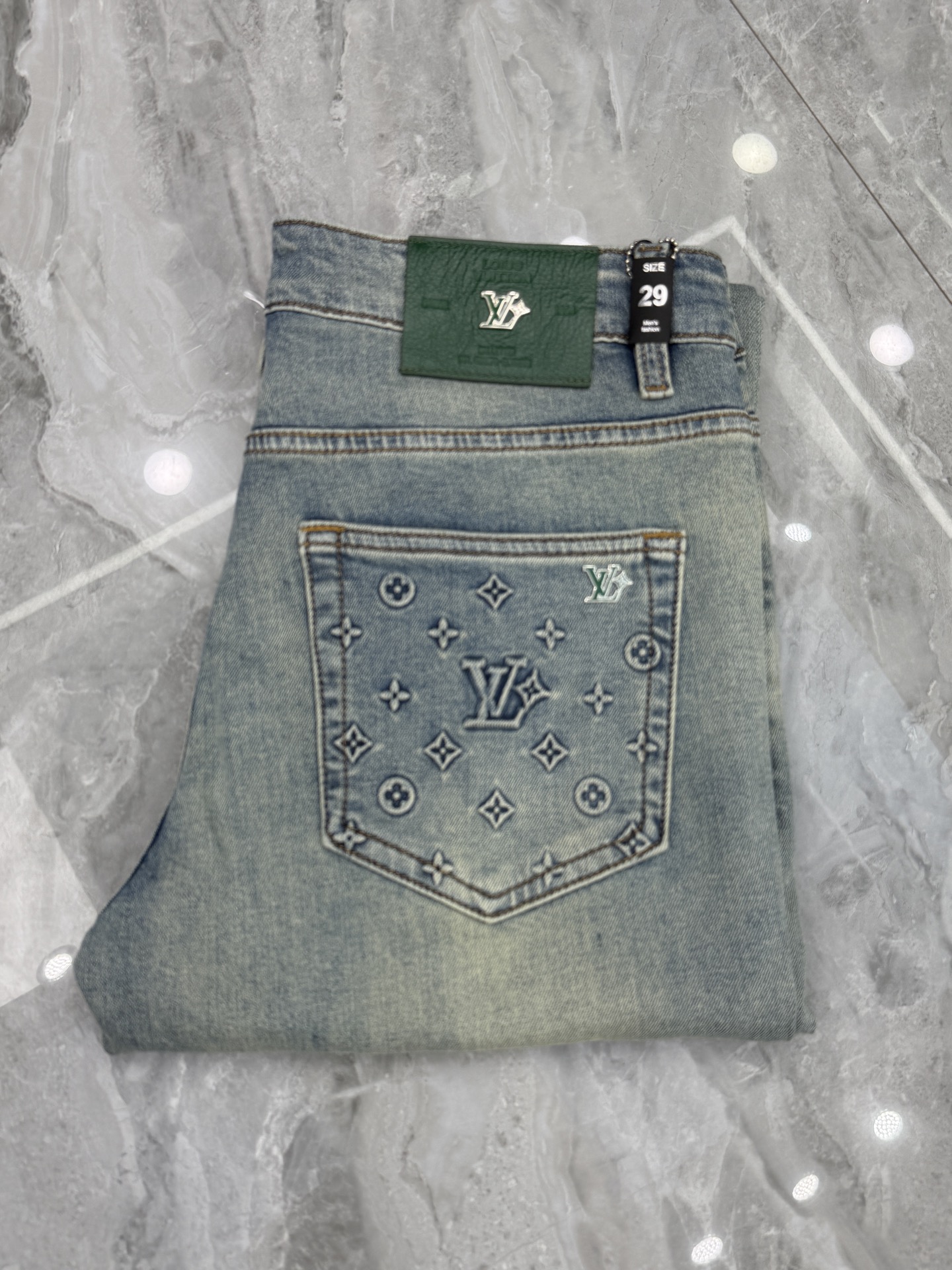 NO:916073,LV Louis Vuitton high-end customization, 2026 early spring latest jeans, simultaneous sale at the counter, original customized replica, customer-supplied hardware accessories, original quality, imported denim fabric with high elasticity, heavy washing, fine workmanship and excellent upper body!  Preferred items Size: 29-38,,louis vuitton,louis vuitton,jeans,19860909LV路易威登 高端定制、2026早春最新款牛仔裤 柜台同步发售 原版定制复刻 客供五金辅料 原单品质 进口牛仔面料高弹力 重工洗水 做工走线精细 上身绝佳！优选单品 码数: 29-38,,louis vuitton,louis vuitton,jeans,,Men's clothing