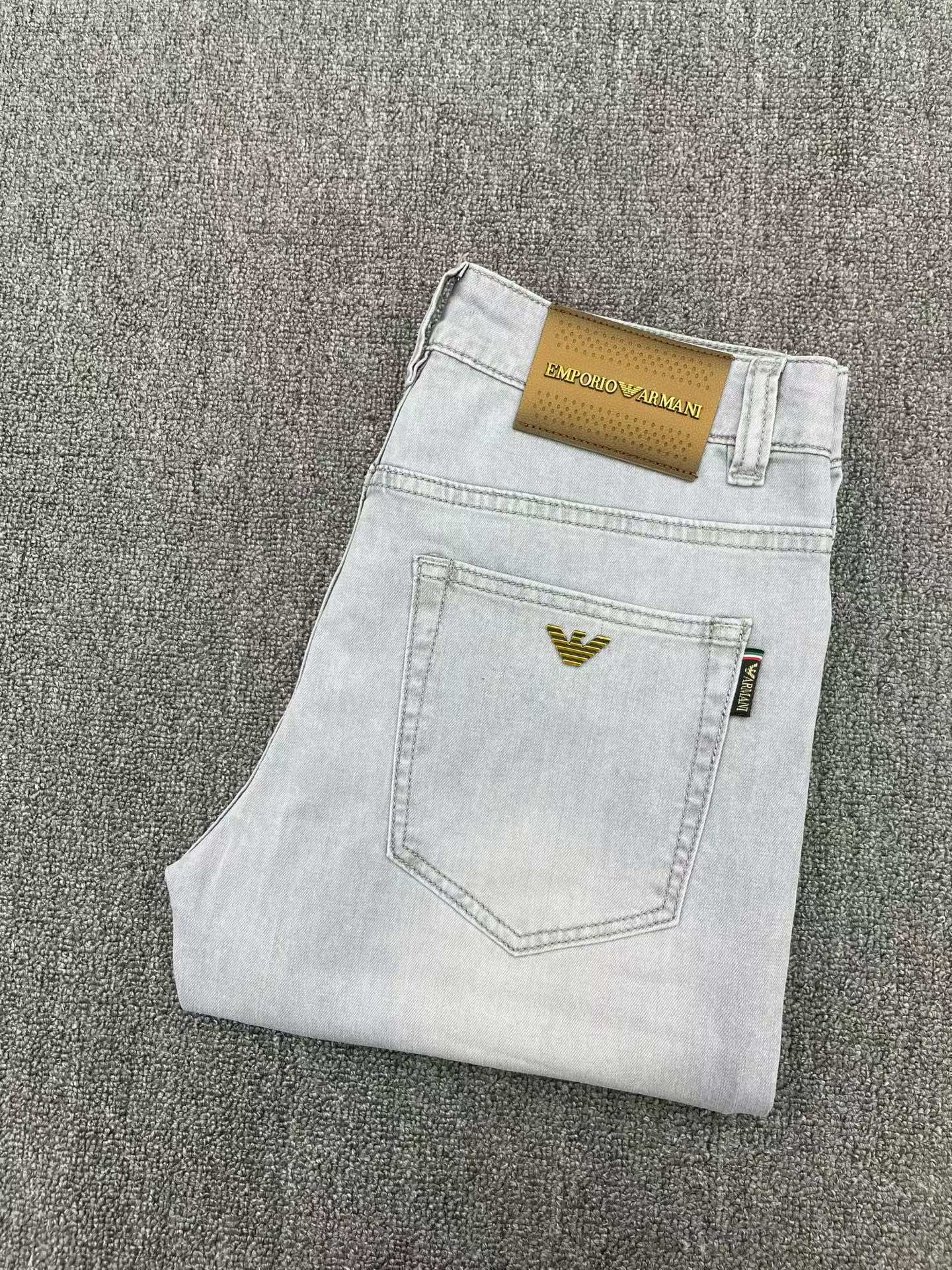 NO:907006,Amma's 26th new jeans counter's best-selling model shares taste and value. It is very comfortable to wear. It is low-key yet luxurious. It is very classy when worn. Needless to say the trousers style and cut, the upper body is exquisite and vivid. Really first-class top quality materials. Really top-level casual pants, using Turkish cotton. The most famous denim fabric is produced with outstanding quality. After heavy washing, the pants are very soft. The straight-leg version is not picky. The upper body is absolutely stylish and extremely luxurious!  Code number 29-38.No 37,,jeans,19860909阿玛‘’26年新品牛仔裤专柜热销款 品味与价值共享 身穿着非常舒适 低调不失奢华 穿出去非常有档次,裤型款式和裁剪亦无需多言 上身精致跃然.真正一等一顶级质料 真正殿堂级的休闲裤,选用土耳其的棉花 生产出最有名的单宁布品质卓然 经过重水洗使得裤子很柔软 直脚的版型 不挑人 上身绝对的有型 极度奢华！码数29-38.无37,,jeans,,Men's clothing