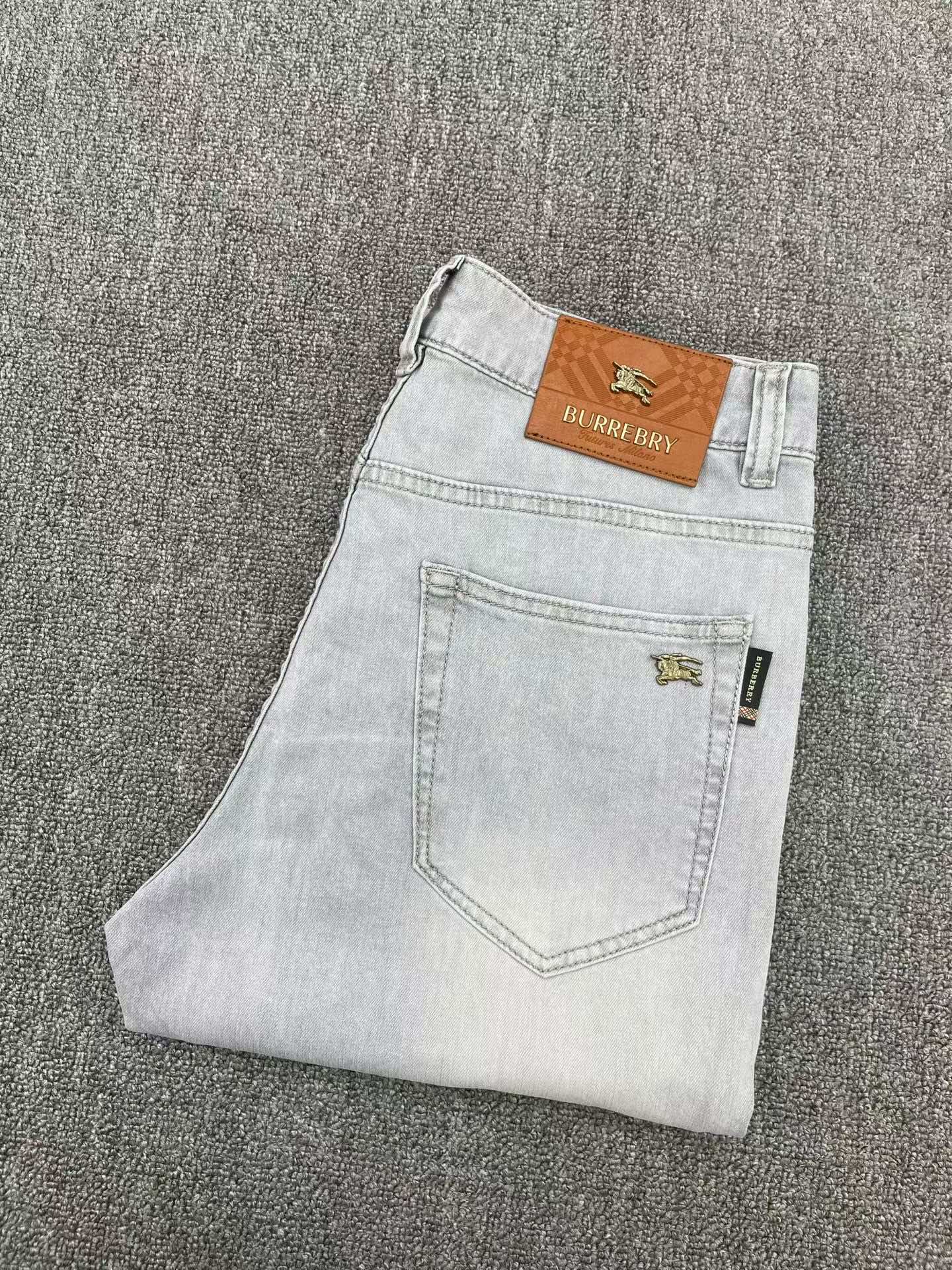 NO:932870,BURBERRY spring and summer slim straight jeans!  Heavy-duty fermentation and washing process, the slim fit with elastic upper body is very comfortable, and it is very classy to wear. Needless to say, the style and cutting of the pants are also customized with original hardware and original wash mark!  Highly recognizable!  Truly a first-class top trendy product!  Really top-notch jeans, using Turkish cotton to produce the most famous denim fabric. The quality is outstanding. After heavy-duty fermentation and washing, the pants are very soft!  The straight-leg version is not picky and the upper body is absolutely stylish!  !  !  Size 29——3837,,burberry,burberry,jeans,19860909巴宝莉 BURBERRY春夏款修身直筒牛仔裤！重工酵磨水洗工艺,修身版型带弹力上身非常舒适,穿出去非常有档次,裤型款式和裁剪亦无需多言 ,定制原版五金原版洗水唛！辨识度极高！真正一等一顶级潮品！真正殿堂级的牛仔裤,选用土耳其的棉花 生产出最有名的单宁布 品质卓然,经过重工酵磨水洗使得裤子很柔软！直脚的版型 不挑人 上身绝对的有型！！！尺码29——3837,,burberry,burberry,jeans,,Men's clothing