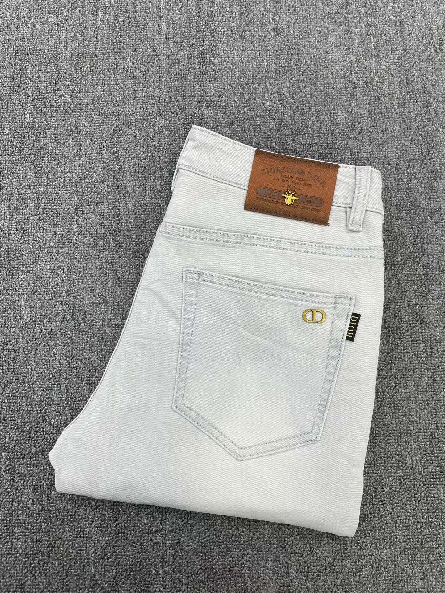 NO:932878,Dior's high-end customization, the latest jeans for early spring 2026, are available simultaneously at the counter. Original custom-made replicas. Customer-supplied hardware accessories. Original quality. Imported denim fabric with high elasticity. Heavy washing. Fine workmanship. Excellent upper body!  Preferred items Size: 29-38, dior, jeans,19860909迪奥 高端定制、2026早春最新款牛仔裤 柜台同步发售 原版定制复刻 客供五金辅料 原单品质 进口牛仔面料高弹力 重工洗水 做工走线精细 上身绝佳！优选单品 码数: 29-38,,dior,jeans,,Men's clothing