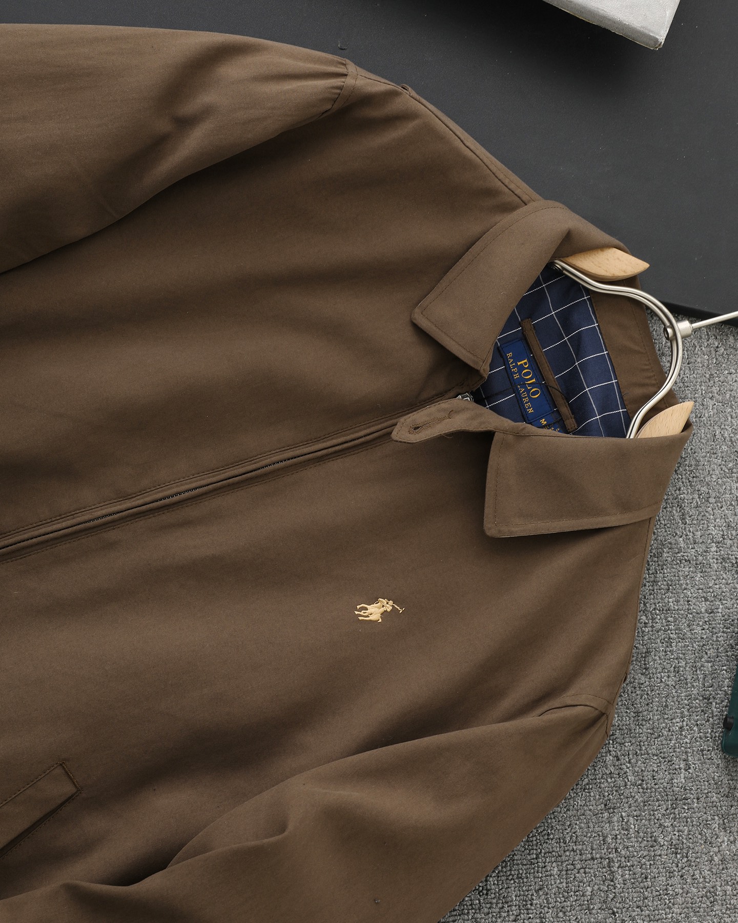 200💰（顶级复刻版本ZP打板1:1，区别通货）
Ralph Lauren/拉夫劳伦美式古着经典翻领老干部复古夹克外套 
- 颜色：黑色 咖色 卡其色
- 顶级复刻版本 区别市场通货 
- 辅料:  原版吊牌水洗标+ 电镀RL拉链logo
- 原版定制拉夫罗伦拉链
- 原版定制拉夫罗伦纽扣
- 进口万针刺绣，细节饱满
- 区别市场普通版本，不要被混发，
- 复刻不丢人，谁假谁丢人
- 男女同款均可驾驭
尺码：S/M/L/XL
        S   M   L  XL
衣长69 71  73  75
袖长61  62   63	64
胸围118 122 126 130
肩宽50 51 52  53