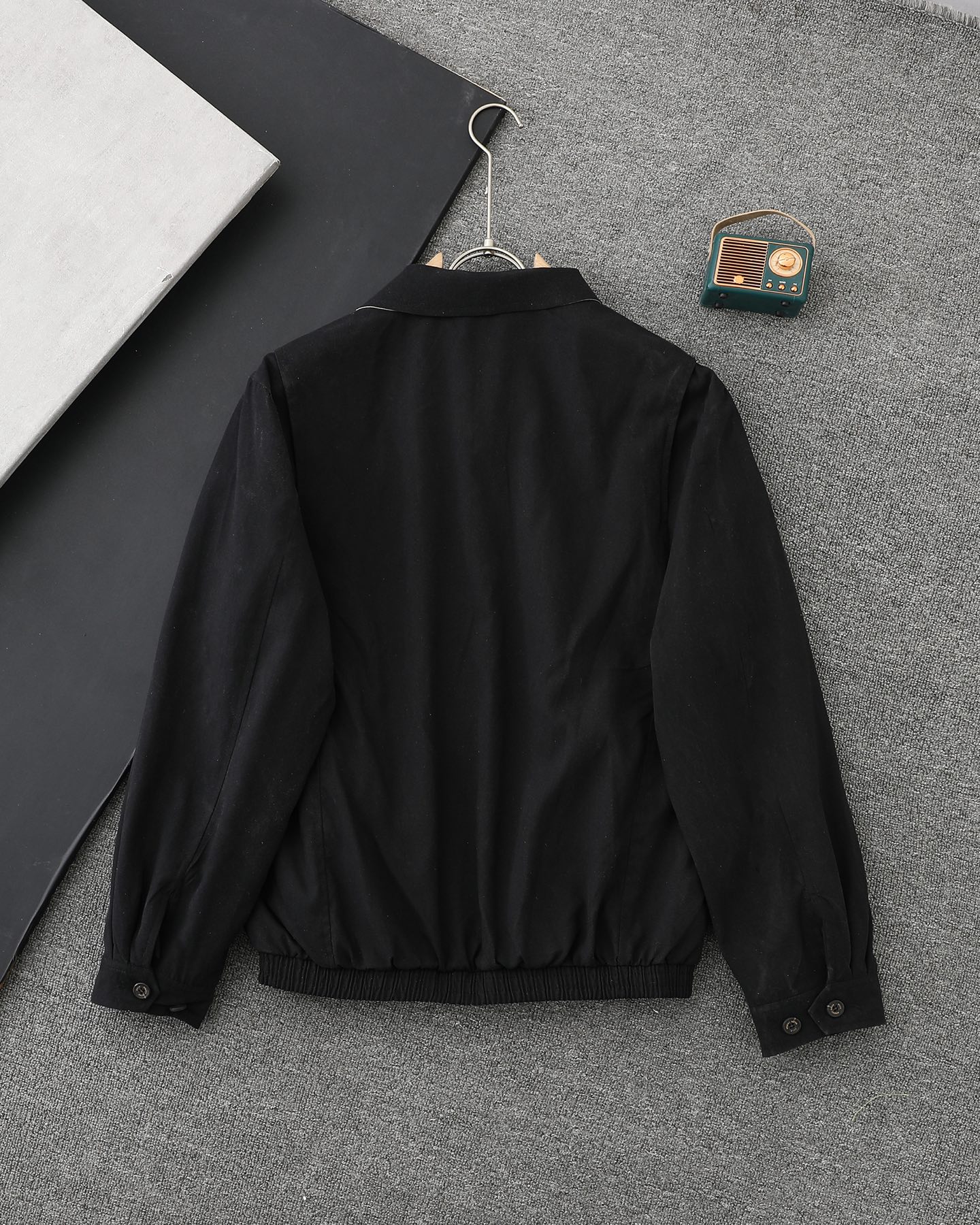 200💰（顶级复刻版本ZP打板1:1，区别通货）
Ralph Lauren/拉夫劳伦美式古着经典翻领老干部复古夹克外套 
- 颜色：黑色 咖色 卡其色
- 顶级复刻版本 区别市场通货 
- 辅料:  原版吊牌水洗标+ 电镀RL拉链logo
- 原版定制拉夫罗伦拉链
- 原版定制拉夫罗伦纽扣
- 进口万针刺绣，细节饱满
- 区别市场普通版本，不要被混发，
- 复刻不丢人，谁假谁丢人
- 男女同款均可驾驭
尺码：S/M/L/XL
        S   M   L  XL
衣长69 71  73  75
袖长61  62   63	64
胸围118 122 126 130
肩宽50 51 52  53