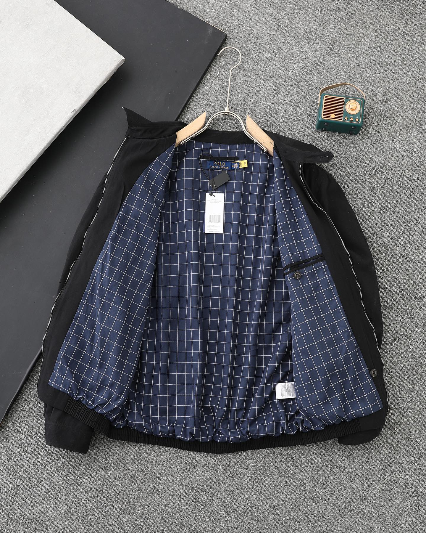 200💰（顶级复刻版本ZP打板1:1，区别通货）
Ralph Lauren/拉夫劳伦美式古着经典翻领老干部复古夹克外套 
- 颜色：黑色 咖色 卡其色
- 顶级复刻版本 区别市场通货 
- 辅料:  原版吊牌水洗标+ 电镀RL拉链logo
- 原版定制拉夫罗伦拉链
- 原版定制拉夫罗伦纽扣
- 进口万针刺绣，细节饱满
- 区别市场普通版本，不要被混发，
- 复刻不丢人，谁假谁丢人
- 男女同款均可驾驭
尺码：S/M/L/XL
        S   M   L  XL
衣长69 71  73  75
袖长61  62   63	64
胸围118 122 126 130
肩宽50 51 52  53