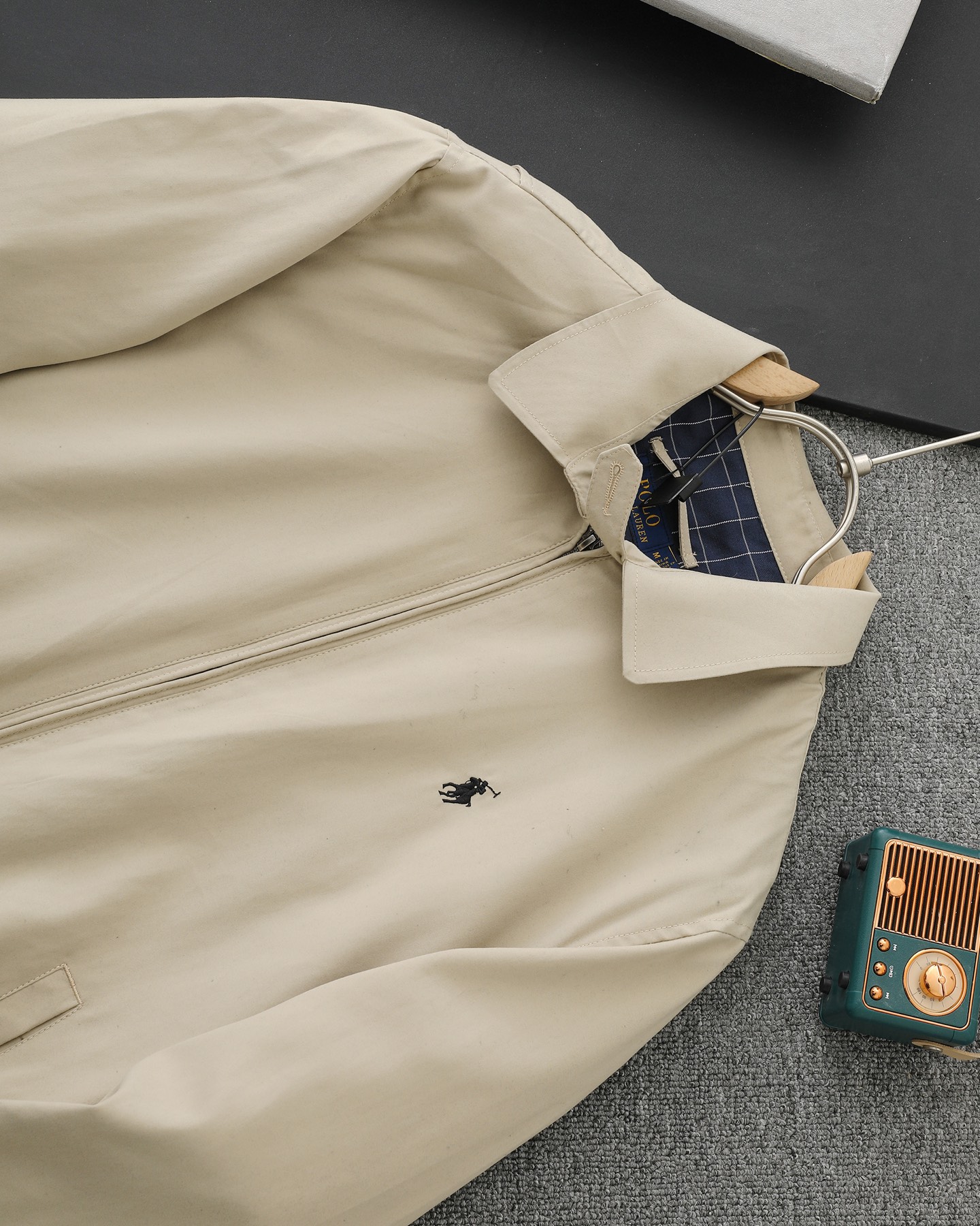 200💰（顶级复刻版本ZP打板1:1，区别通货）
Ralph Lauren/拉夫劳伦美式古着经典翻领老干部复古夹克外套 
- 颜色：黑色 咖色 卡其色
- 顶级复刻版本 区别市场通货 
- 辅料:  原版吊牌水洗标+ 电镀RL拉链logo
- 原版定制拉夫罗伦拉链
- 原版定制拉夫罗伦纽扣
- 进口万针刺绣，细节饱满
- 区别市场普通版本，不要被混发，
- 复刻不丢人，谁假谁丢人
- 男女同款均可驾驭
尺码：S/M/L/XL
        S   M   L  XL
衣长69 71  73  75
袖长61  62   63	64
胸围118 122 126 130
肩宽50 51 52  53