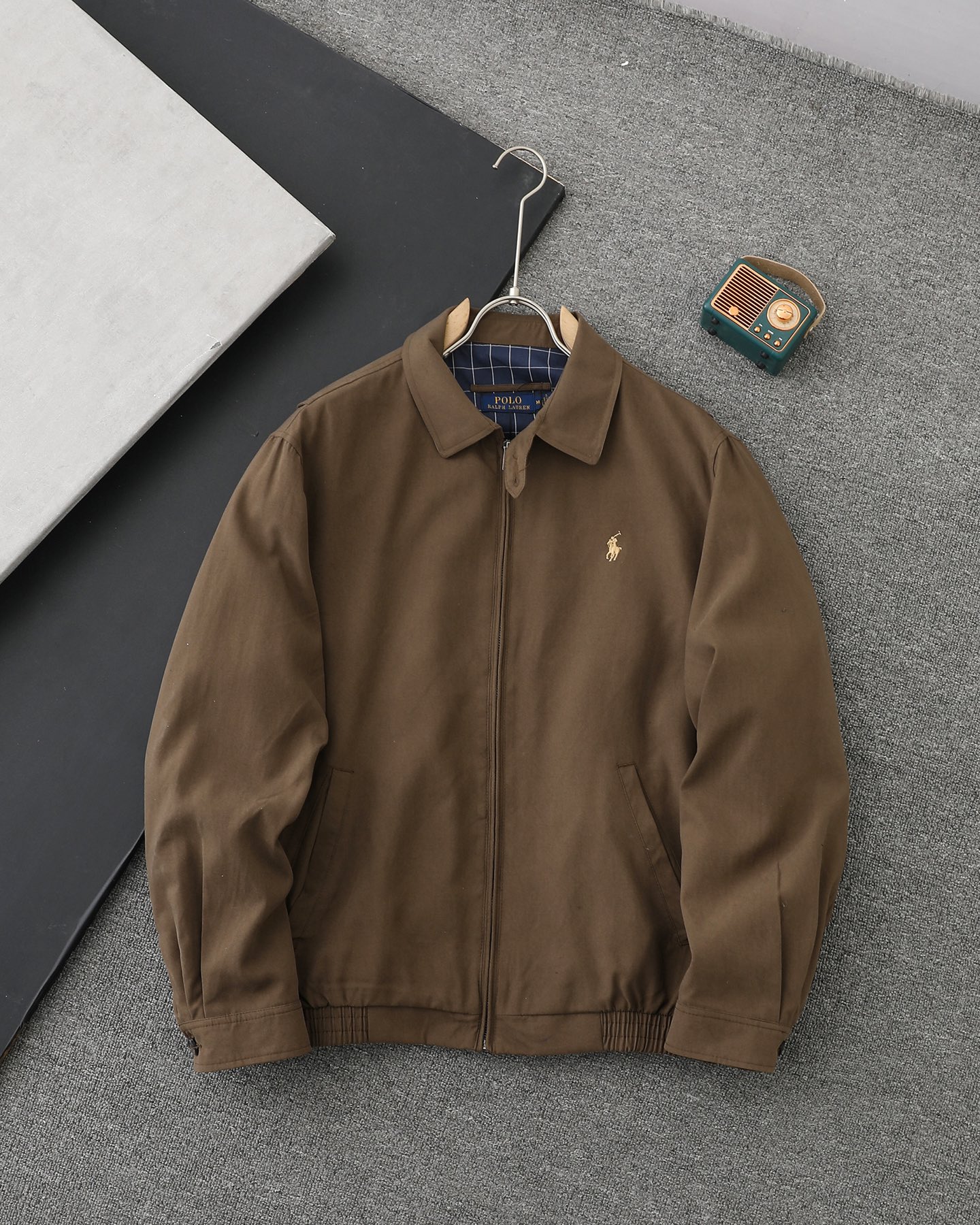 200💰（顶级复刻版本ZP打板1:1，区别通货）
Ralph Lauren/拉夫劳伦美式古着经典翻领老干部复古夹克外套 
- 颜色：黑色 咖色 卡其色
- 顶级复刻版本 区别市场通货 
- 辅料:  原版吊牌水洗标+ 电镀RL拉链logo
- 原版定制拉夫罗伦拉链
- 原版定制拉夫罗伦纽扣
- 进口万针刺绣，细节饱满
- 区别市场普通版本，不要被混发，
- 复刻不丢人，谁假谁丢人
- 男女同款均可驾驭
尺码：S/M/L/XL
        S   M   L  XL
衣长69 71  73  75
袖长61  62   63	64
胸围118 122 126 130
肩宽50 51 52  53