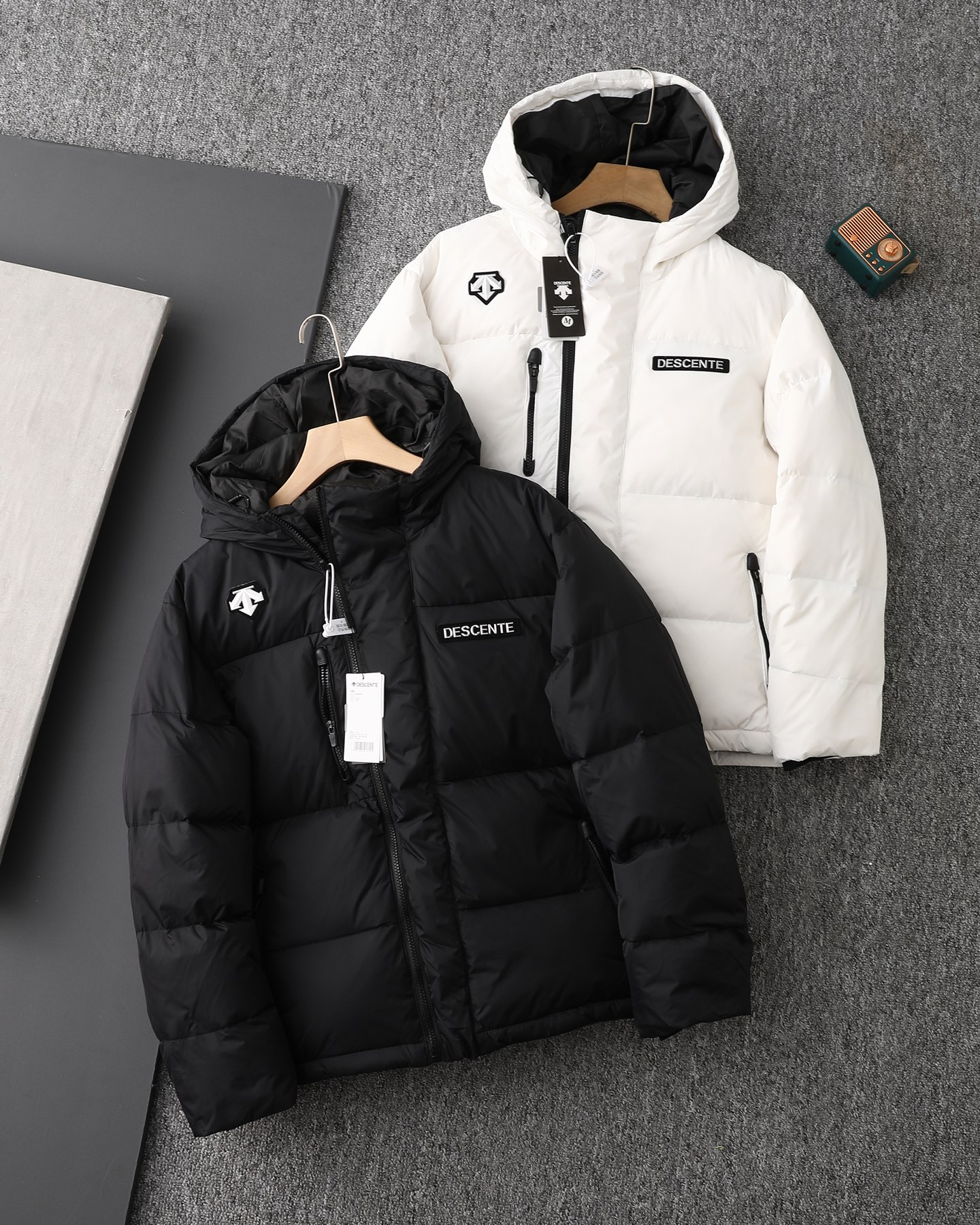 P420


DESCENTE / 迪桑特2024明星任嘉伦同款羽绒服 男女同款 超级超级厚实 大东北的强推

 全新户外系列 顶级设计师出版 经典复古 温暖不臃肿
双层胆布 绝不跑绒 内里填充90羽绒 蓬松度高 保暖性能绝佳 
HEAT NAVI光热转能持续蓄温
高效将吸收的光能转化为热能
迪桑特·专业运动锁温科技系统 DESCENTE | HEAT RETENTION SYSTEM
羽绒服 COMFORT宽松版型 这款羽绒服是寒冷冬季出行的必选单品 由80年代的复古风潮启发设计灵感 融入迪桑特品牌滑雪元素 其丰盈饱满的廓形慵懒随性 上身温暧而不臃肿，给雪白冬天注入活力 复古灵感	饱满廓型 时尚保暖 户外高端品牌 诸多细节 铸就专业 防风立领设计
温暖呵护 品牌LOGO装饰	对称口袋收纳	时尚美观 简洁实用

颜色:黑色  白色 
尺码:M–XXL

         M          L      XL     XXL
衣长   70        72     74      76
胸围   123     128    133    138
袖长    61        62      63     64
肩宽    56     57.2   58.4   59.6