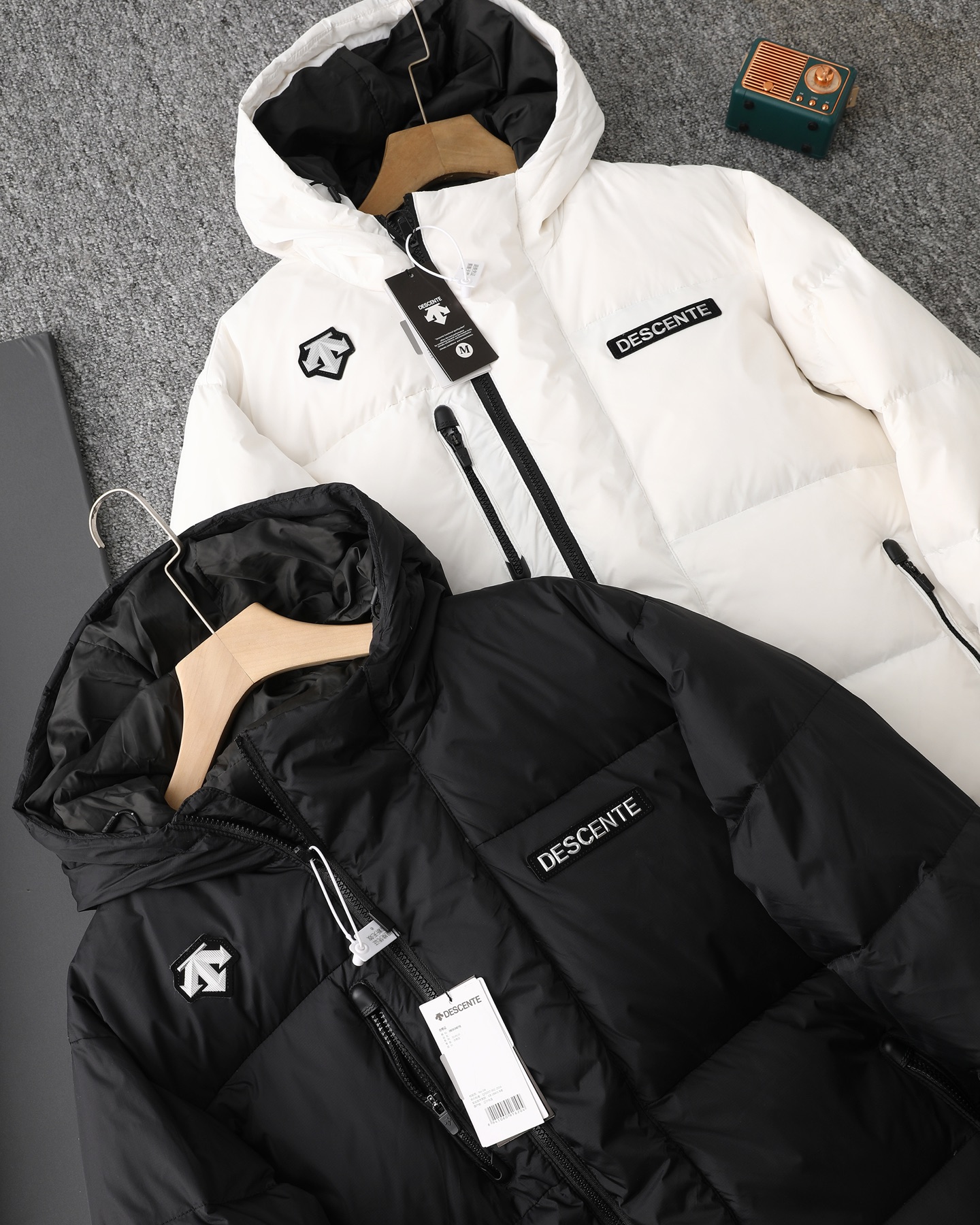 P420
DESCENTE / 迪桑特2024明星任嘉伦同款羽绒服 男女同款 超级超级厚实 大东北的强推
全新户外系列 顶级设计师出版 经典复古 温暖不臃肿
双层胆布 绝不跑绒 内里填充90羽绒 蓬松度高 保暖性能绝佳
HEAT NAVI光热转能持续蓄温
高效将吸收的光能转化为热能
迪桑特·专业运动锁温科技系统 DESCENTE | HEAT RETENTION SYSTEM
羽绒服 COMFORT宽松版型 这款羽绒服是寒冷冬季出行的必选单品 由80年代的复古风潮启发设计灵感 融入迪桑特品牌滑雪元素 其丰盈饱满的廓形慵懒随性 上身温暧而不臃肿,给雪白冬天注入活力 复古灵感 饱满廓型 时尚保暖 户外高端品牌 诸多细节 铸就专业 防风立领设计
温暖呵护 品牌LOGO装饰 对称口袋收纳 时尚美观 简洁实用
颜色:黑色 白色
尺码:M–XXL
M L XL XXL
衣长 70 72 74 76
胸围 123 128 133 138
袖长 61 62 63 64
肩宽 56 57.2 58.4 59.6